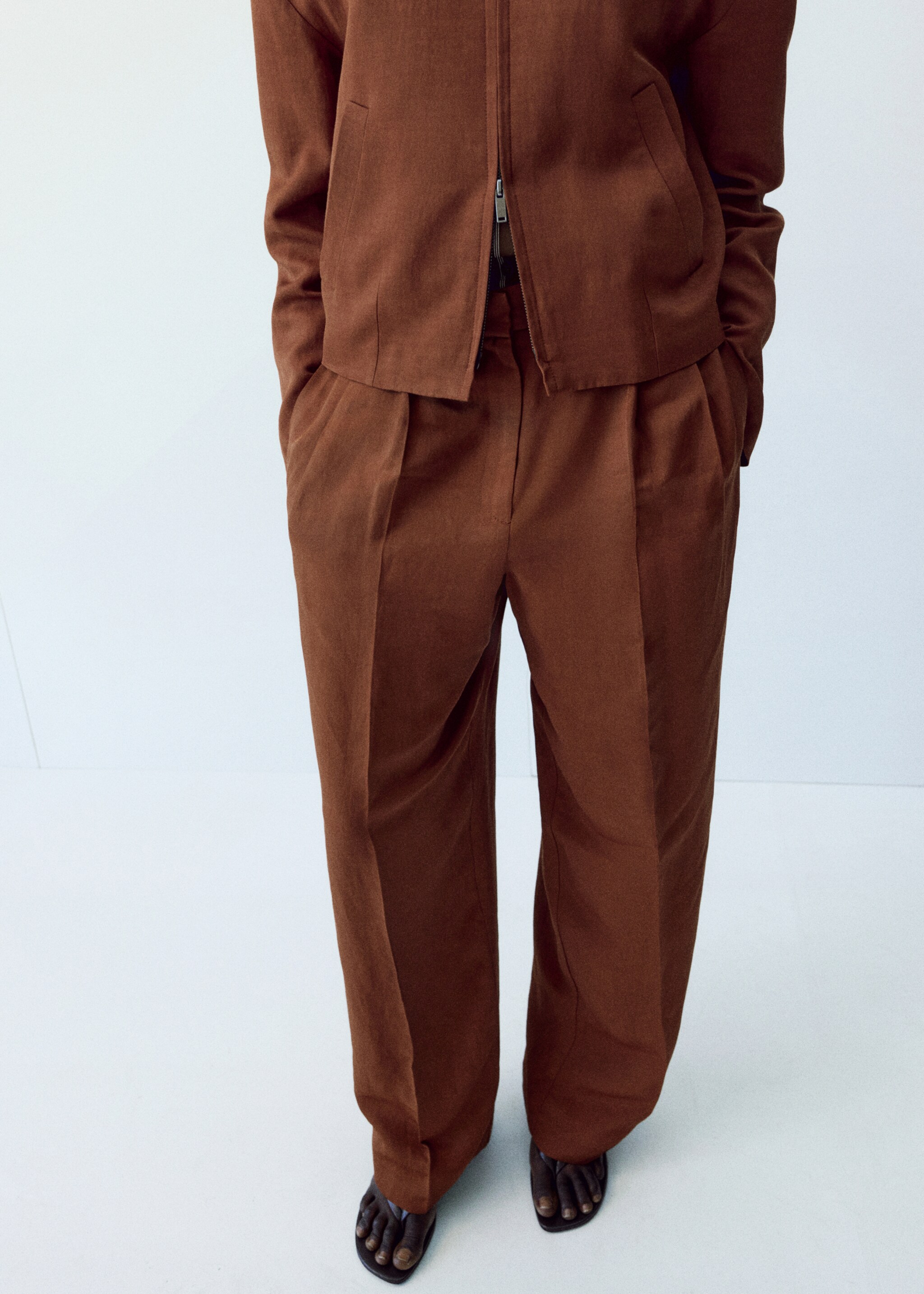 Linen-blend pleated trousers - Medium plane, Russet. Ref: 27016352-01.
