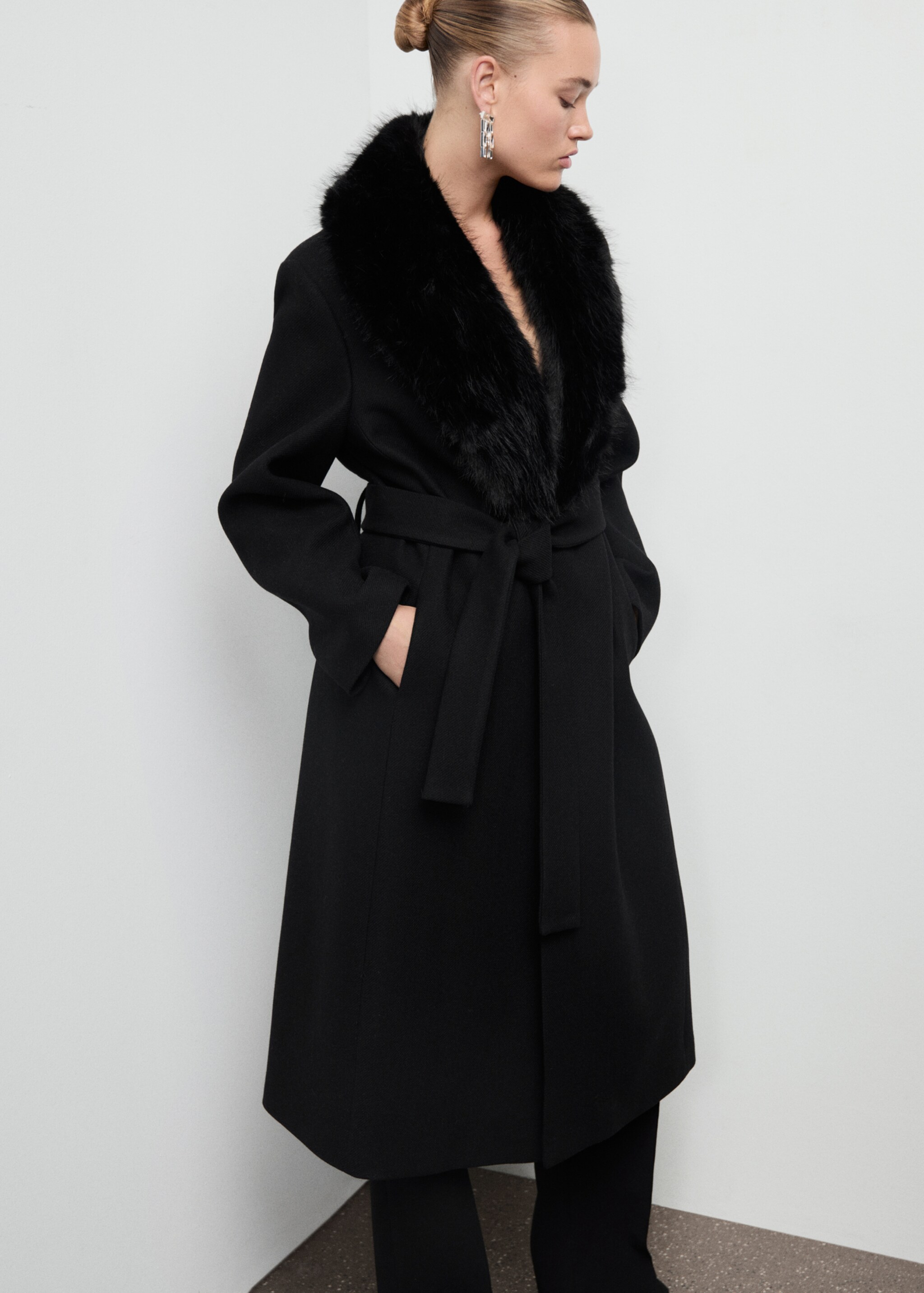 Manteau laine Manteco col fourrure - Détail de l'article 4, Noir. Ref: 27021302-01.