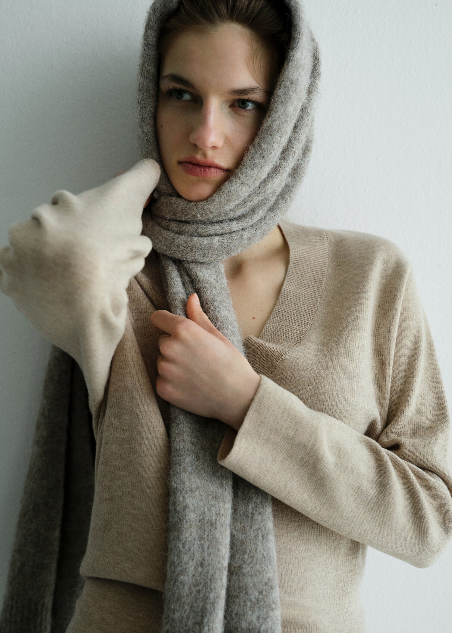 V-neck knit sweater - Medium plane