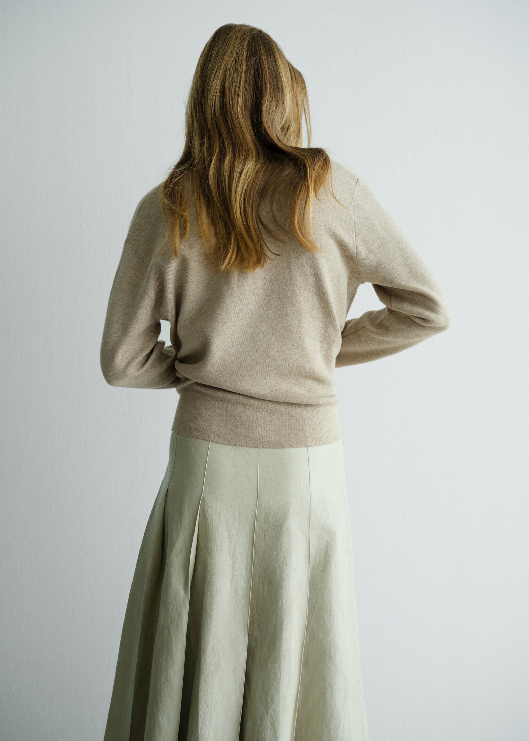 V-neck knit sweater - Reverse of the article, Light/Pastel Grey. Ref: 27024090-01.