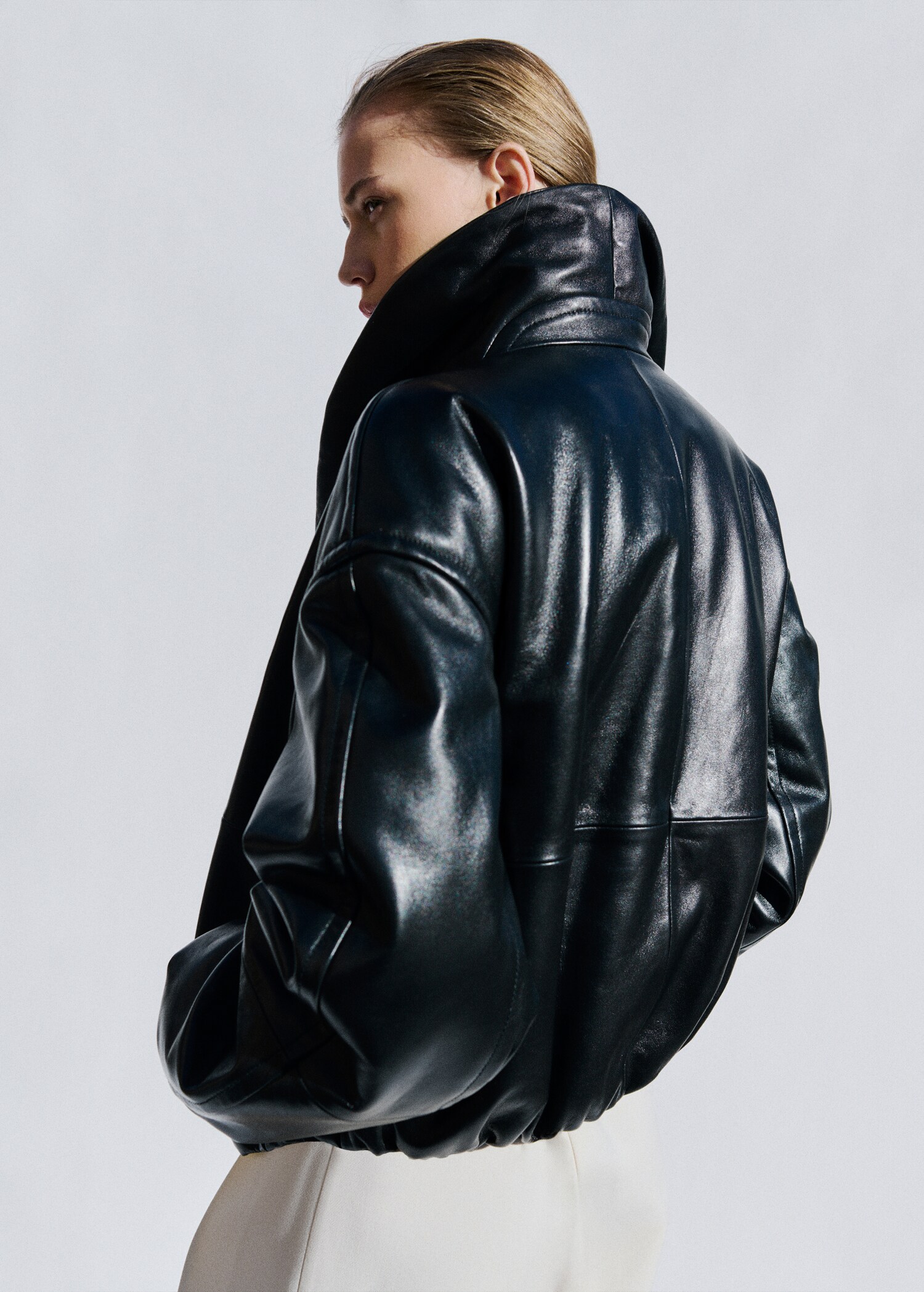 Leather bomber jacket with wrap collar - Reverse of the article