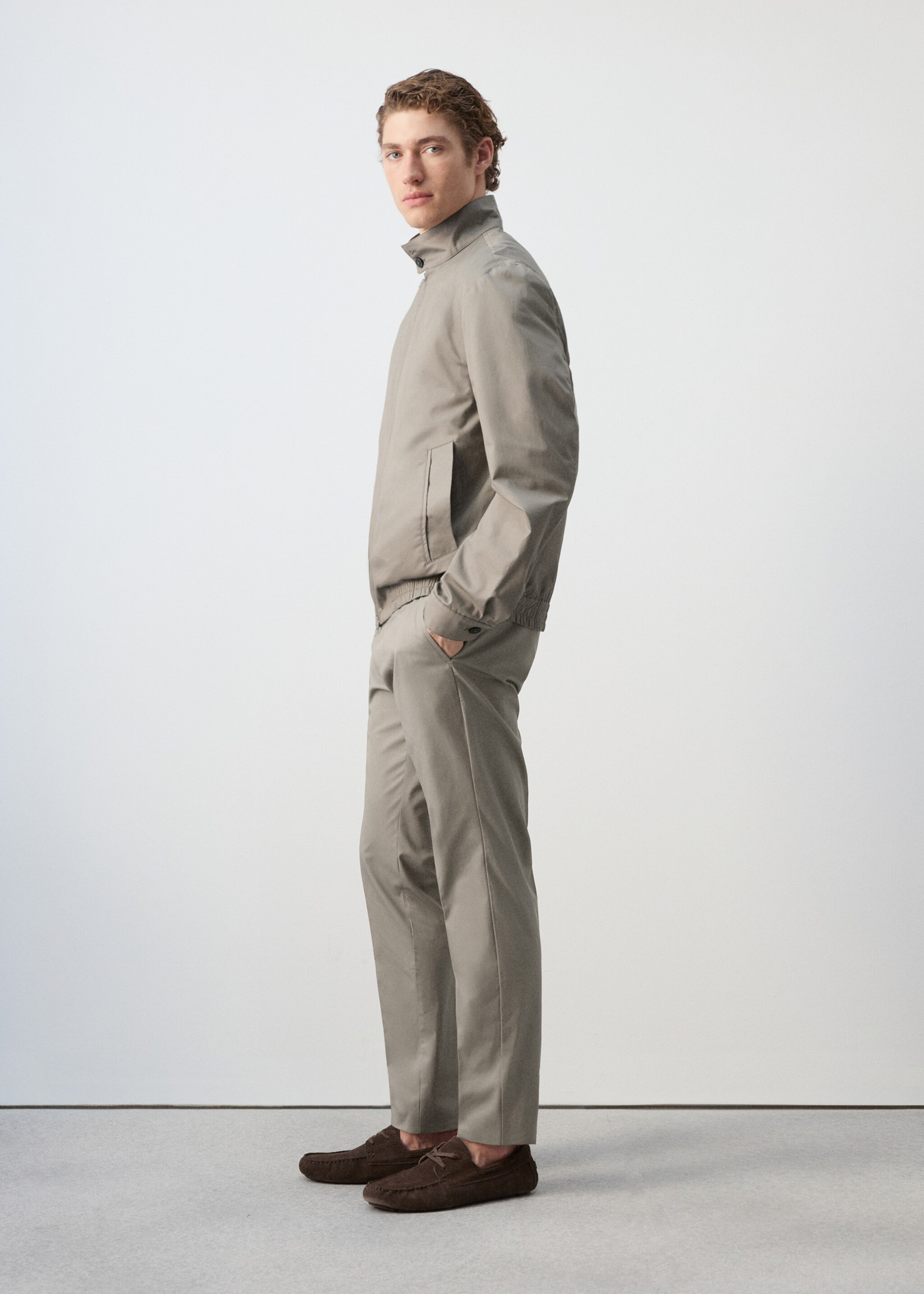 Pantalon en sergé 100 % coton slim-fit - Détail de l'article 2, Beige. Ref: 27025934-01.
