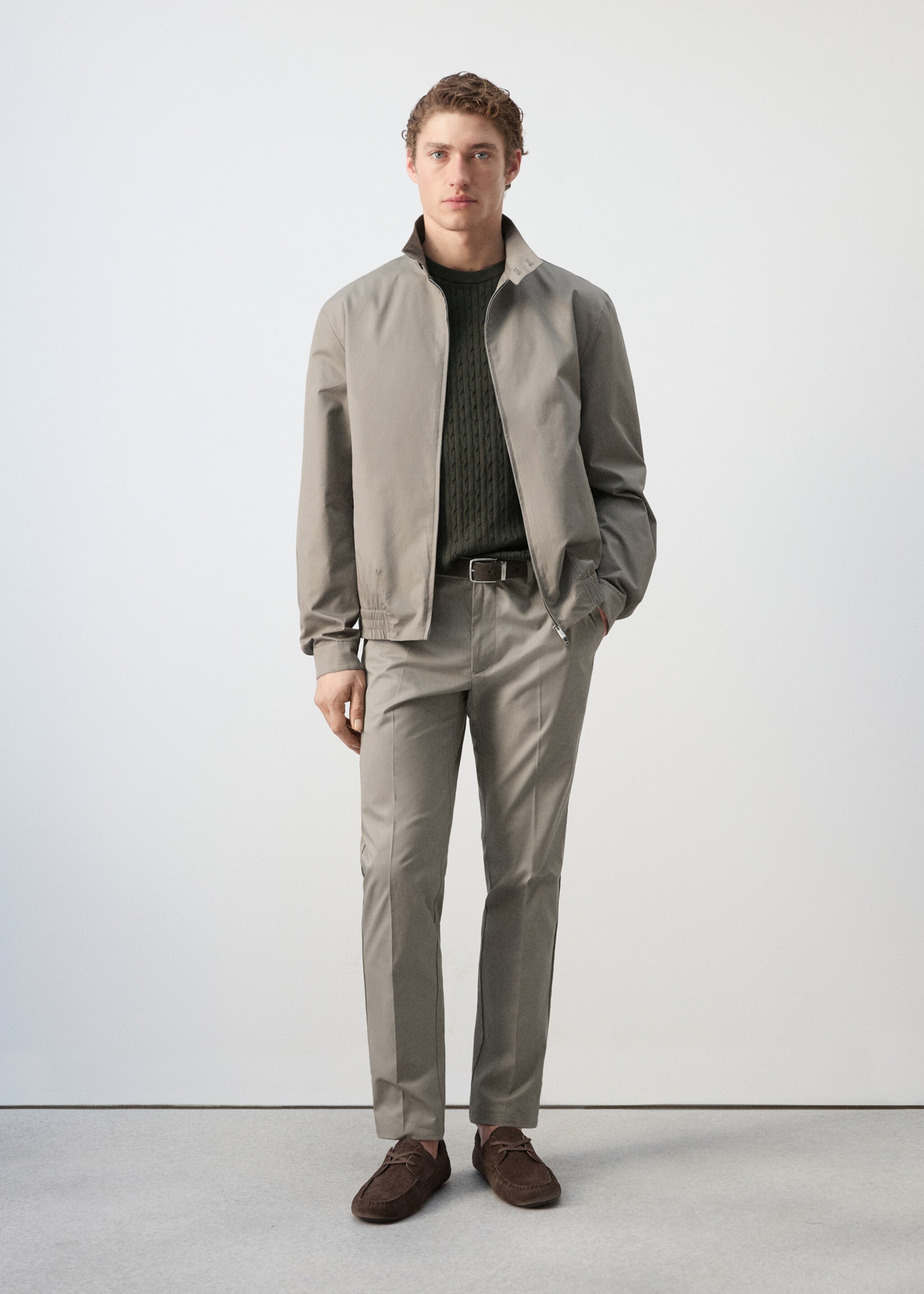 Calças slim fit de sarja de 100% algodão - Plano geral, Bege. Ref: 27025934-03.