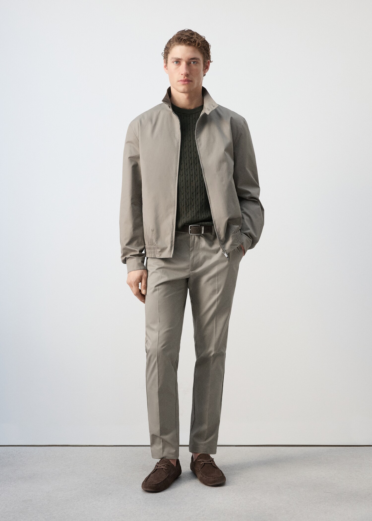 Calças slim fit de sarja de 100% algodão - Plano geral