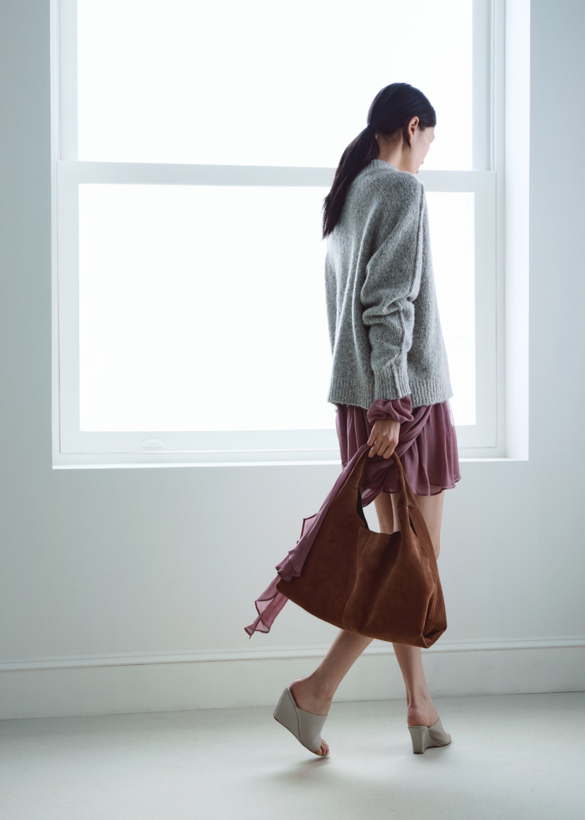 Suede shoulder bag with stitching - Details of the article 6, Brown. Ref: 27034789-02.