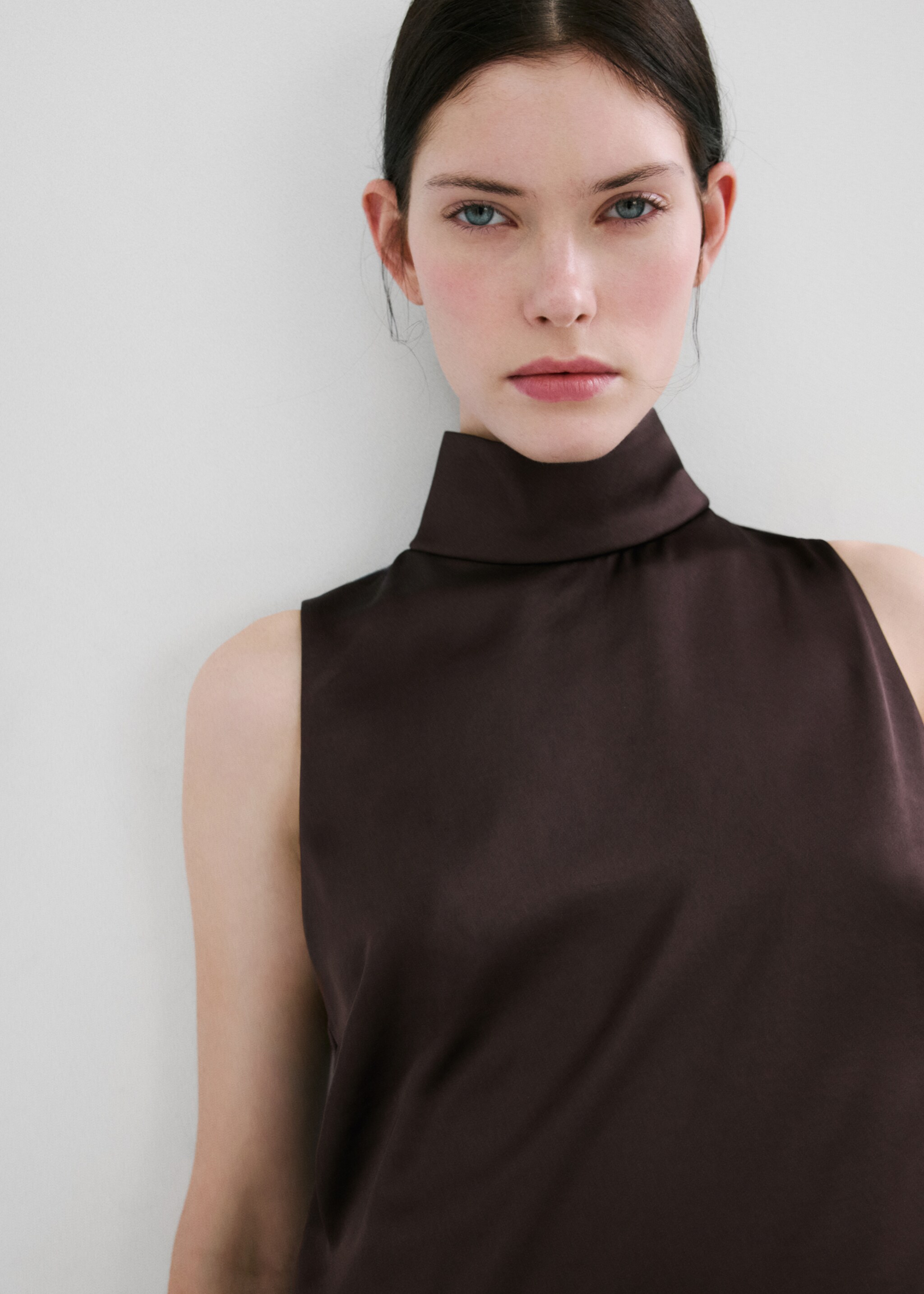 Satijnen blouse met hoge kraag - Middenvlak, Chocoladebruin. Ref: 27035845-01.