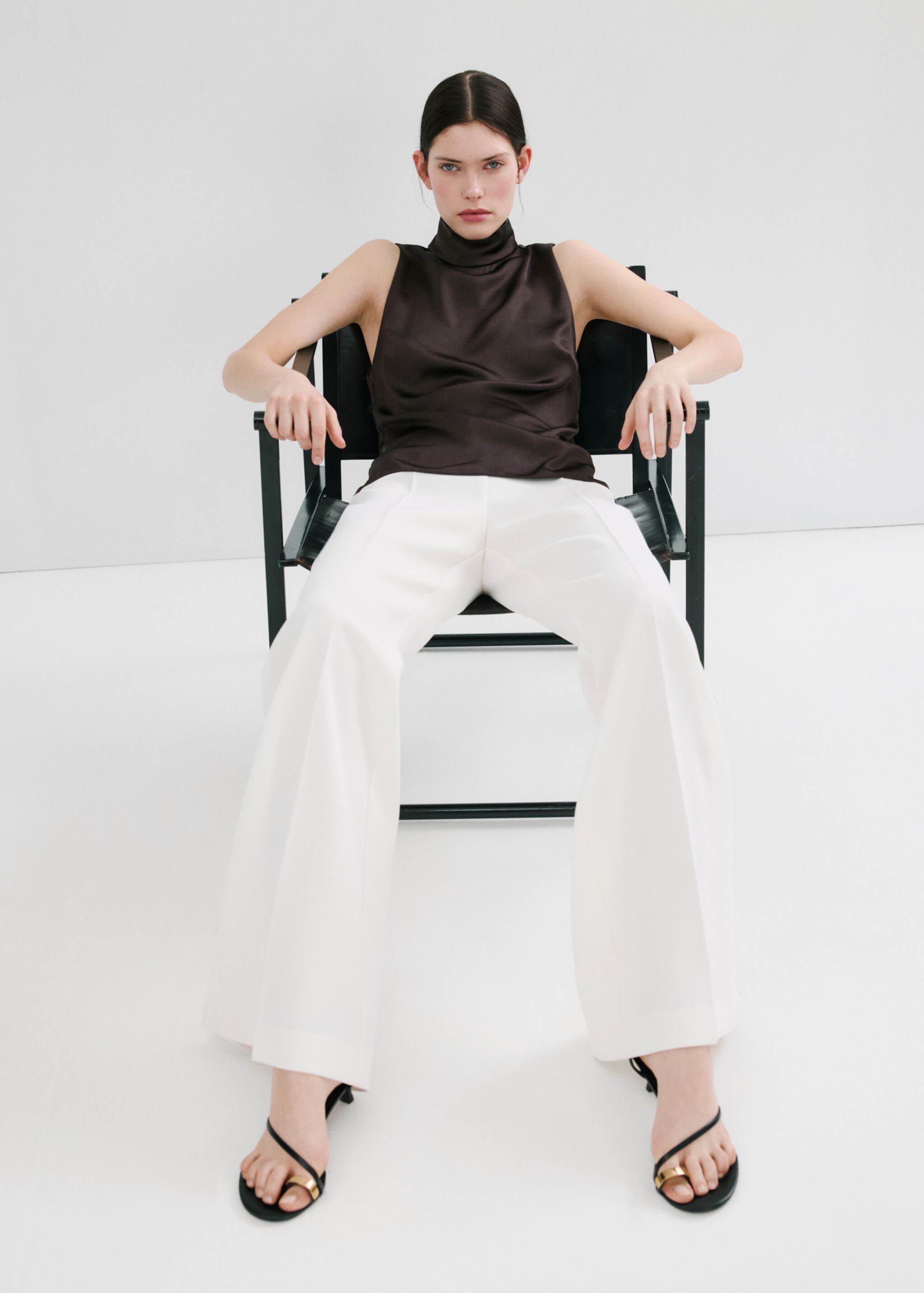 Satijnen blouse met hoge kraag - Detail van het artikel 2, Chocoladebruin. Ref: 27035845-01.