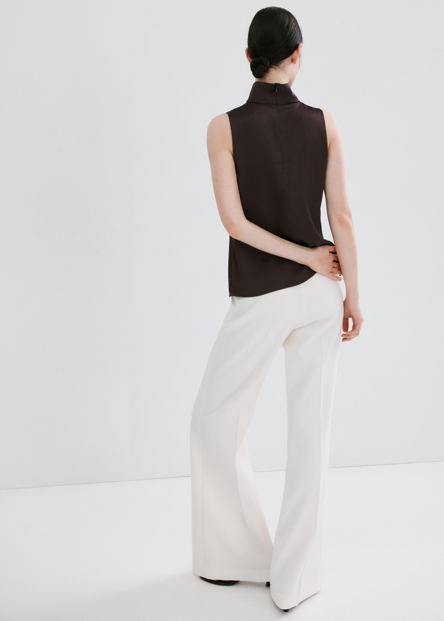 Satijnen blouse met hoge kraag - Achterkant van het artikel