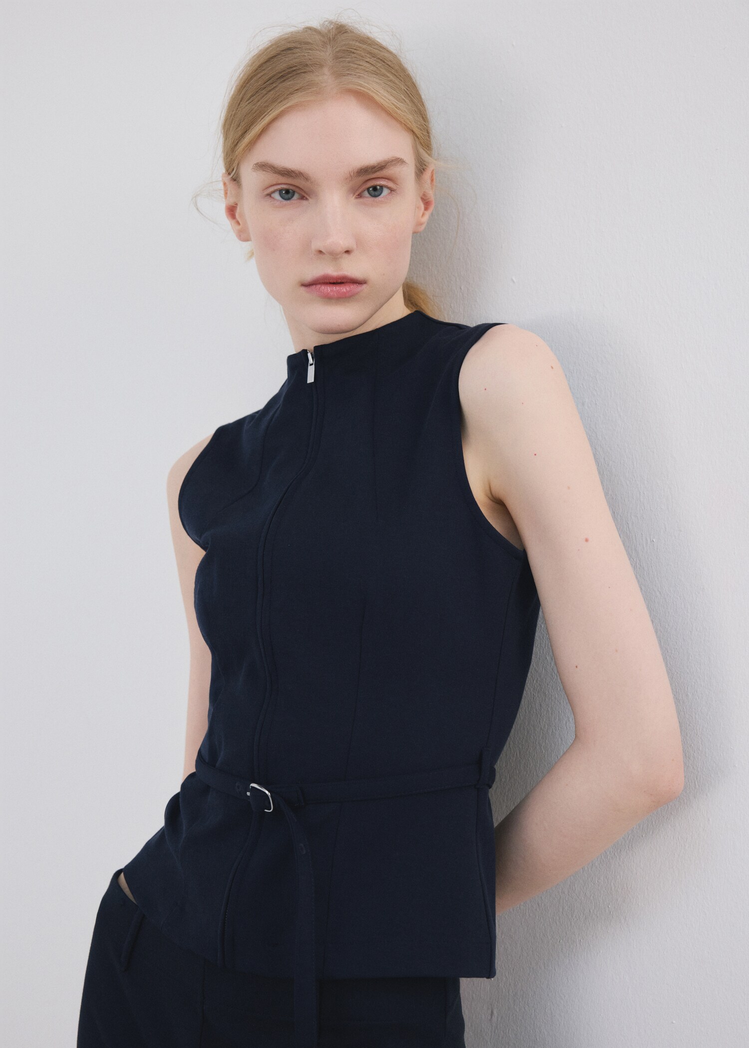 Chaleco entallado cremallera - Plano medio