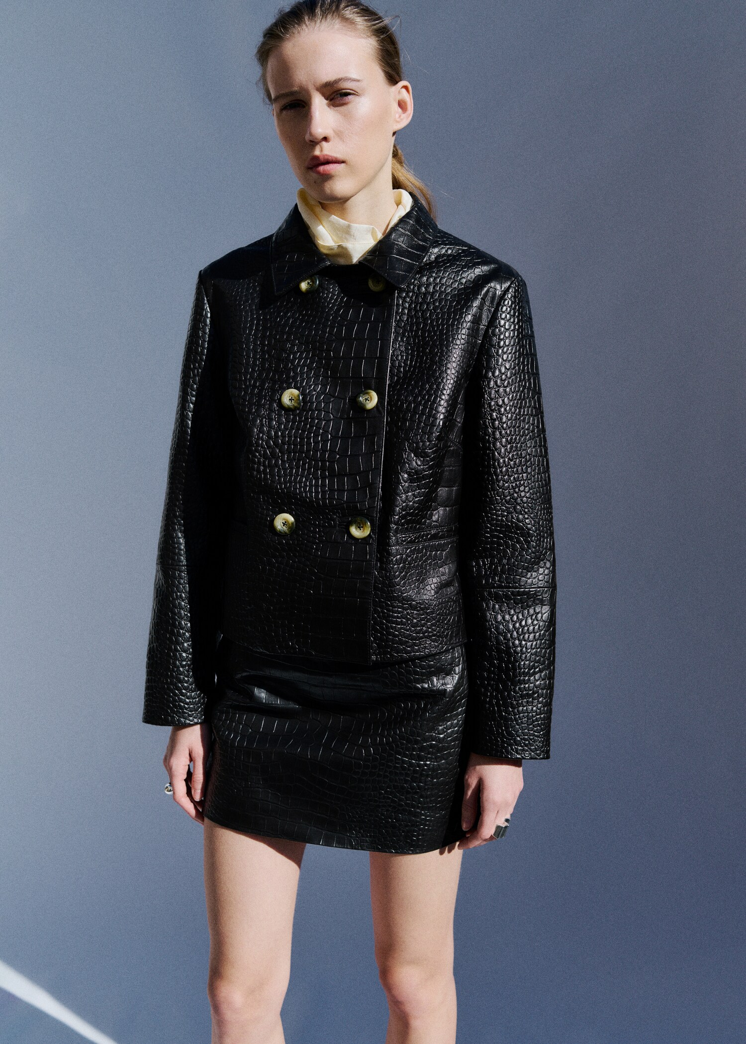 Leather miniskirt with crocodile effect - Medium plane