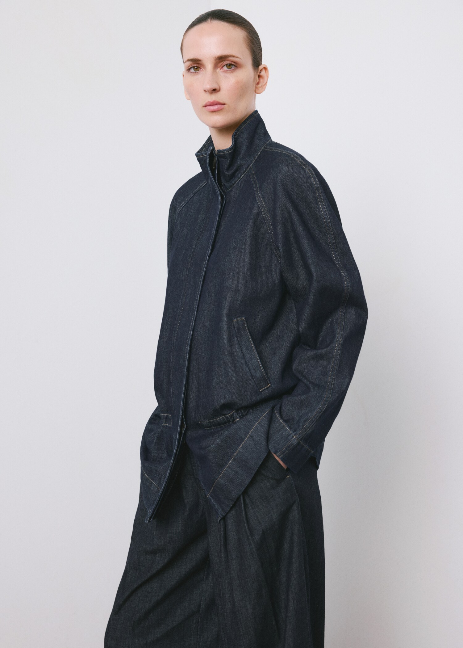 Wide leg denim trousers with belt loops - Details of the article 3