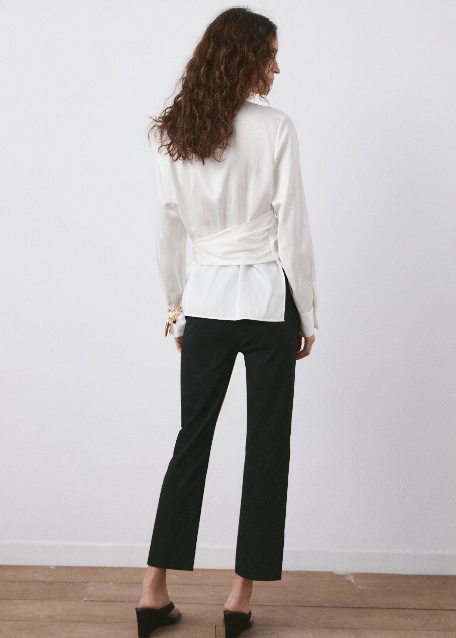 قميص بعقدة جانبية - الجهة الخلفية للمنتج