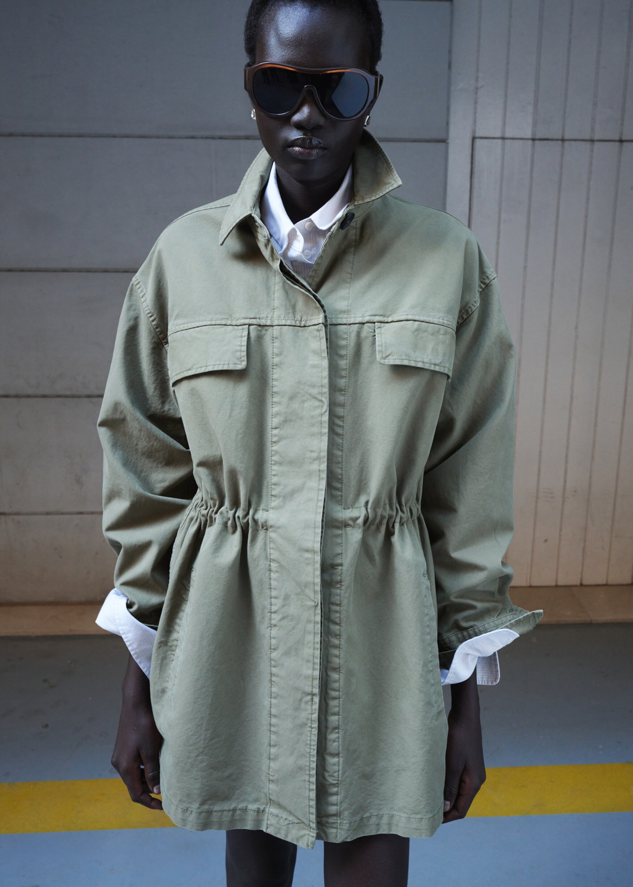 Parka jean oversize - Plan moyen, Kaki. Ref: 27045973-01.