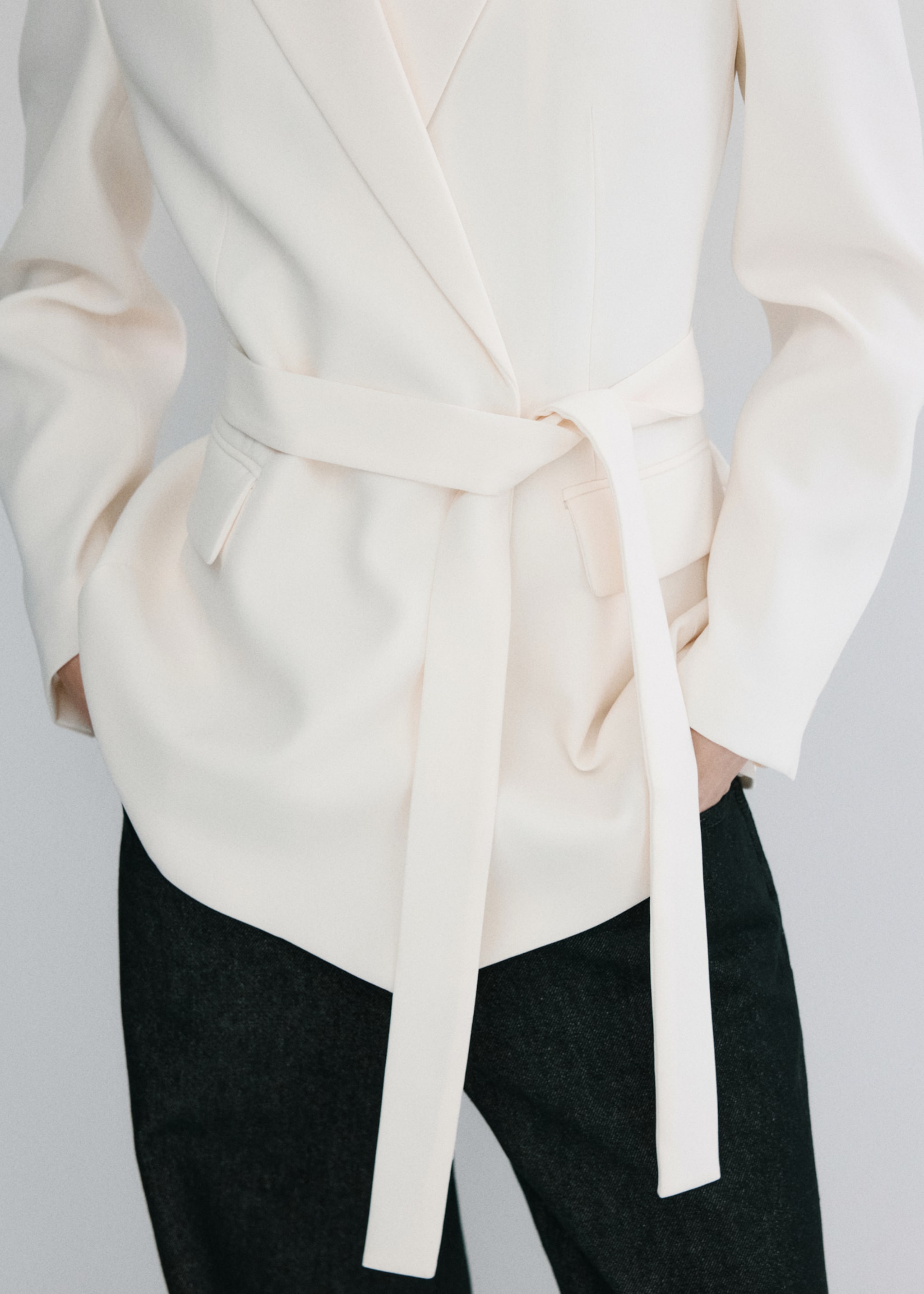 Blazer traje cinturón - Detalle del artículo 4, Vainilla. Ref: 27051320-01.