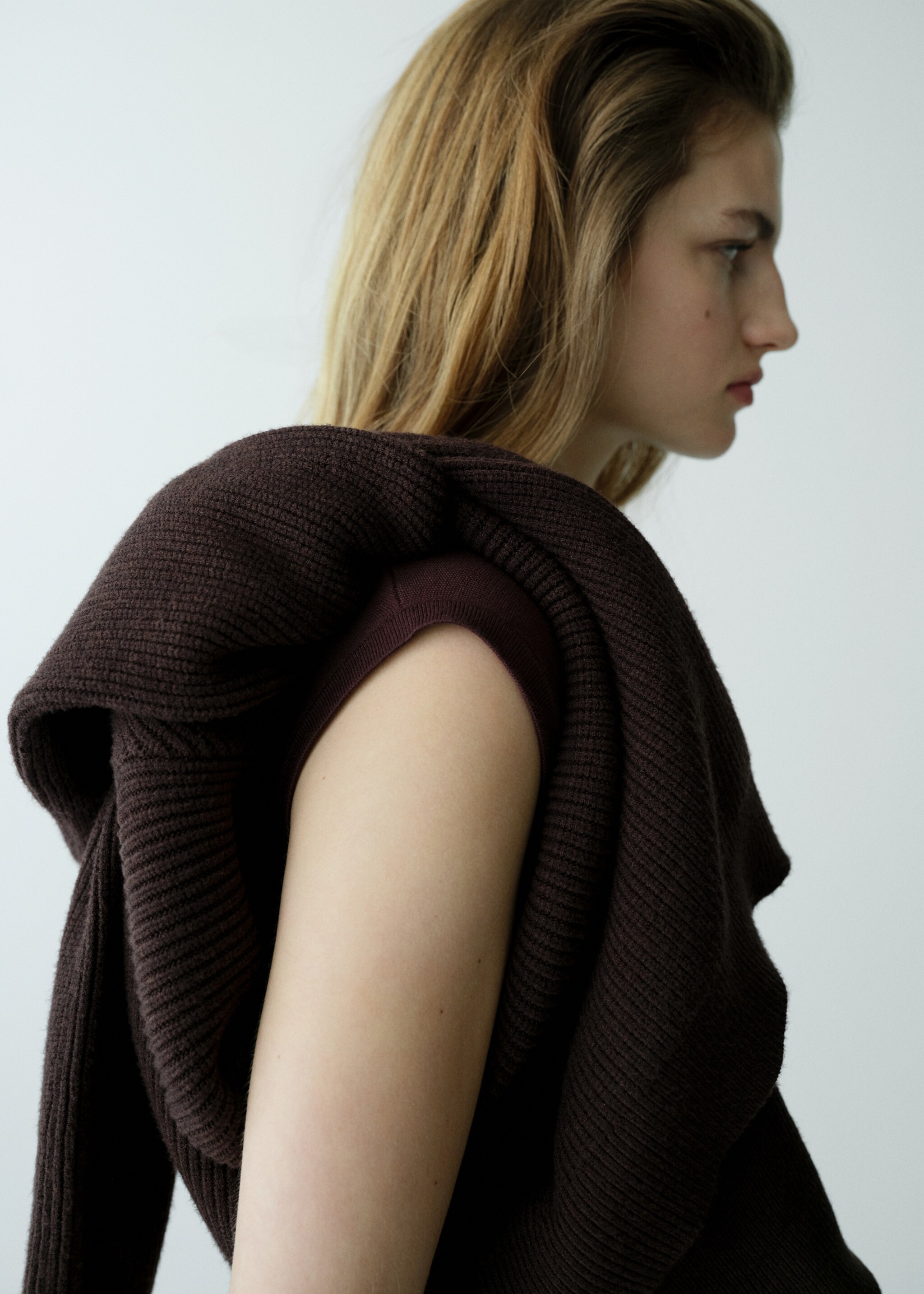 Perkins-neck knitted dress - Details of the article 1, Chocolate. Ref: 27054084-01.