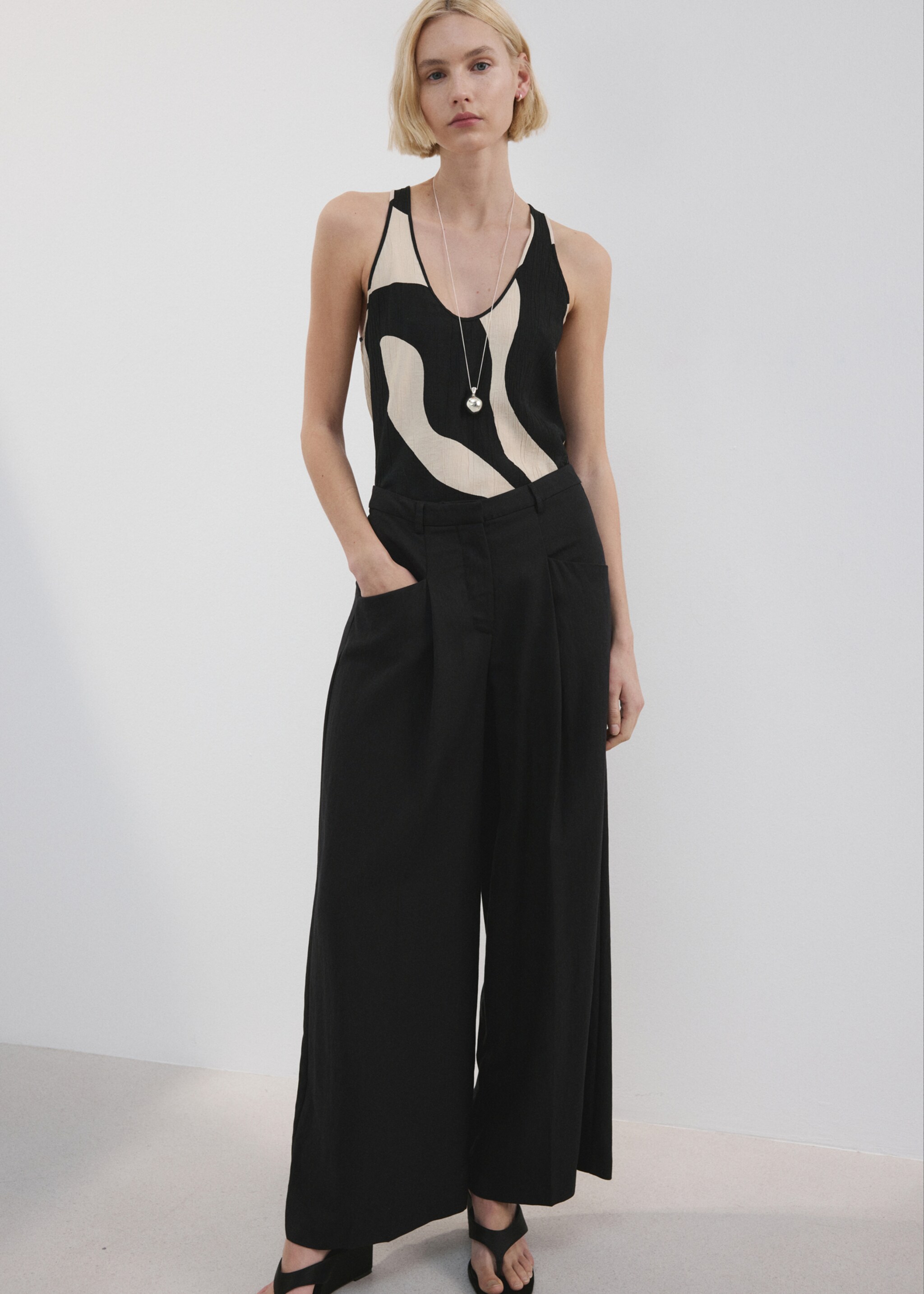 Printed crop top - Details of the article 2, Black. Ref: 27055833-01.