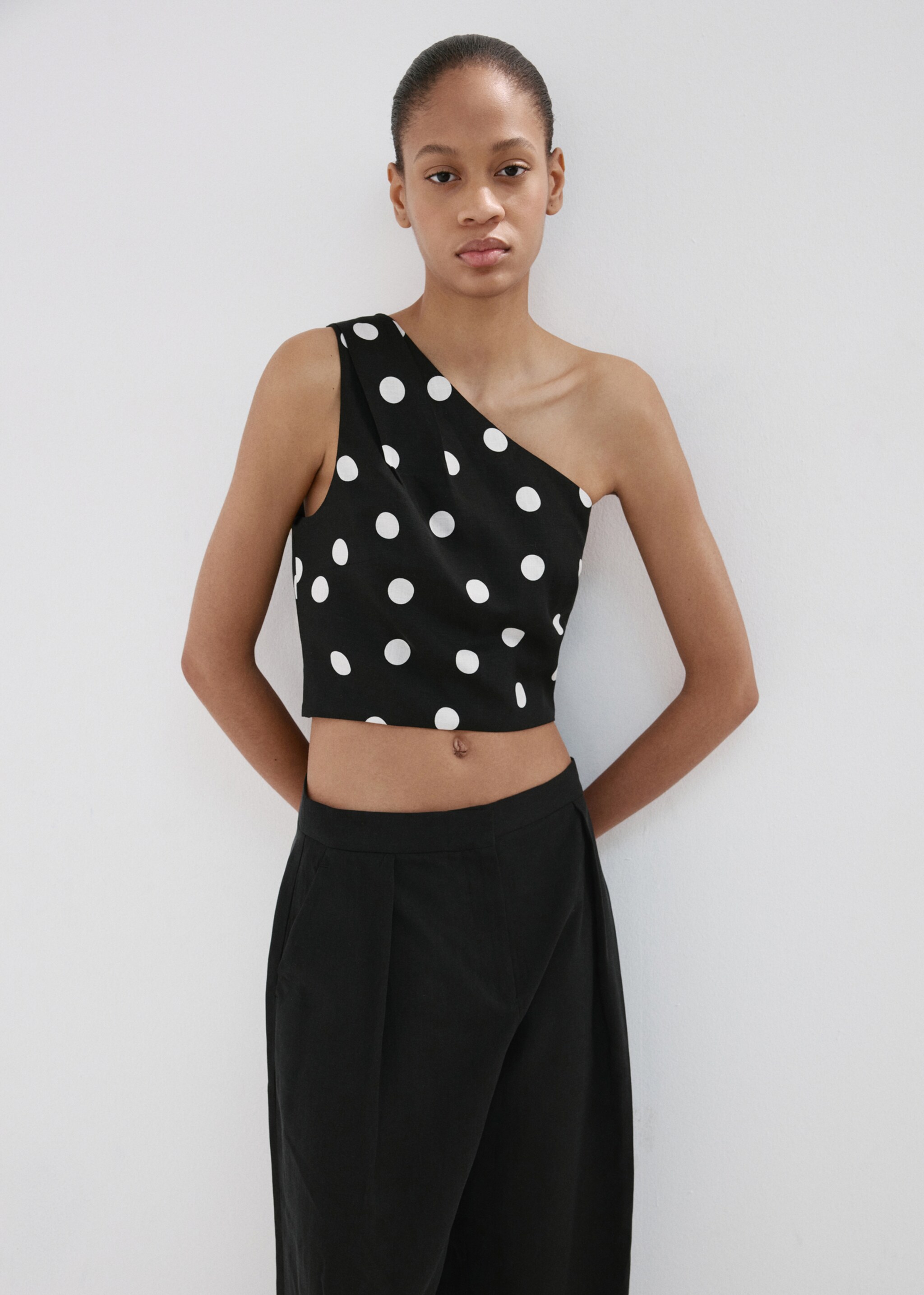 Asymmetric polka dot top - Medium plane, Black. Ref: 27057153-01.
