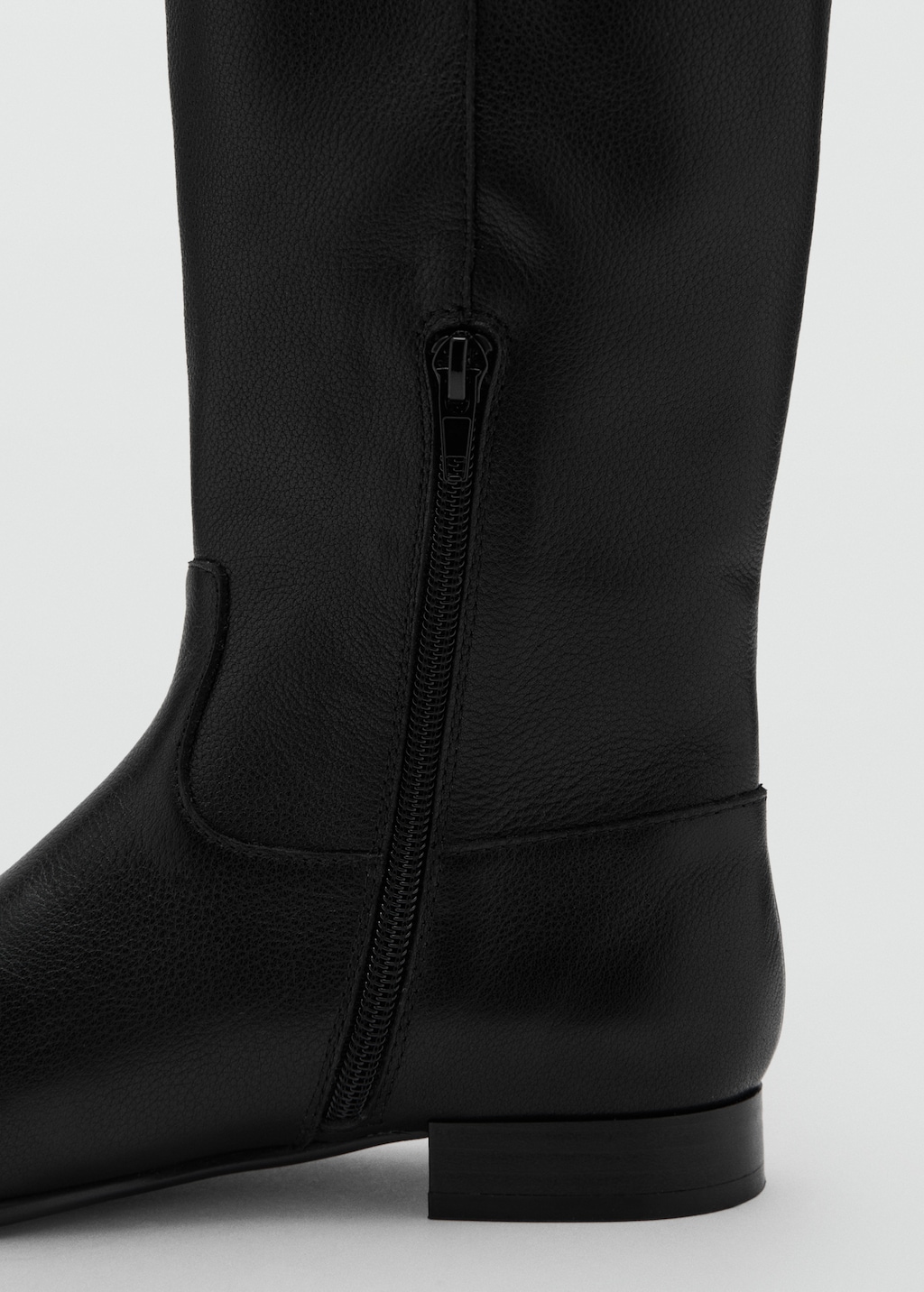 Zipper leather boots
