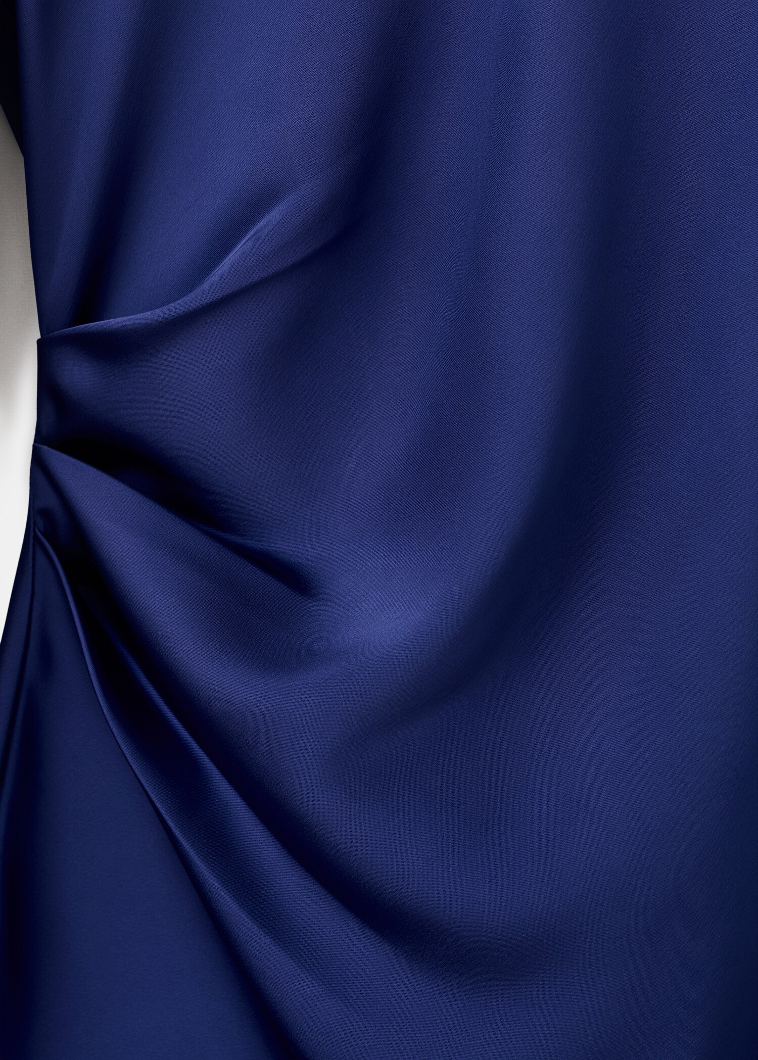 Robe satinée avec détails de pinces - Détail de l'article 0