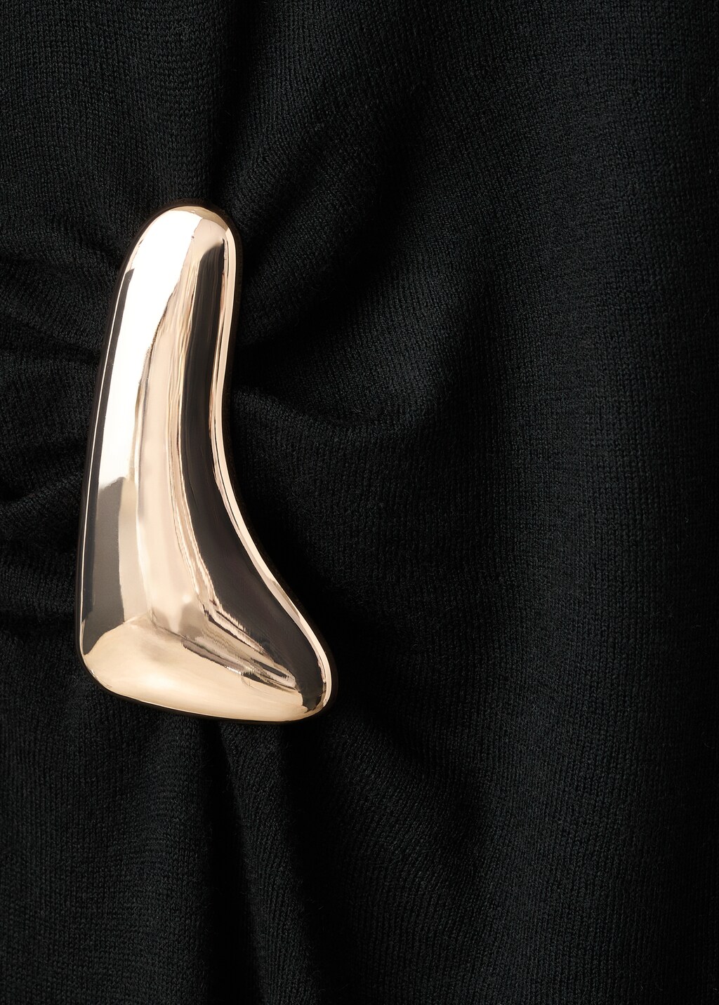 Turtleneck knitted dress with brooch