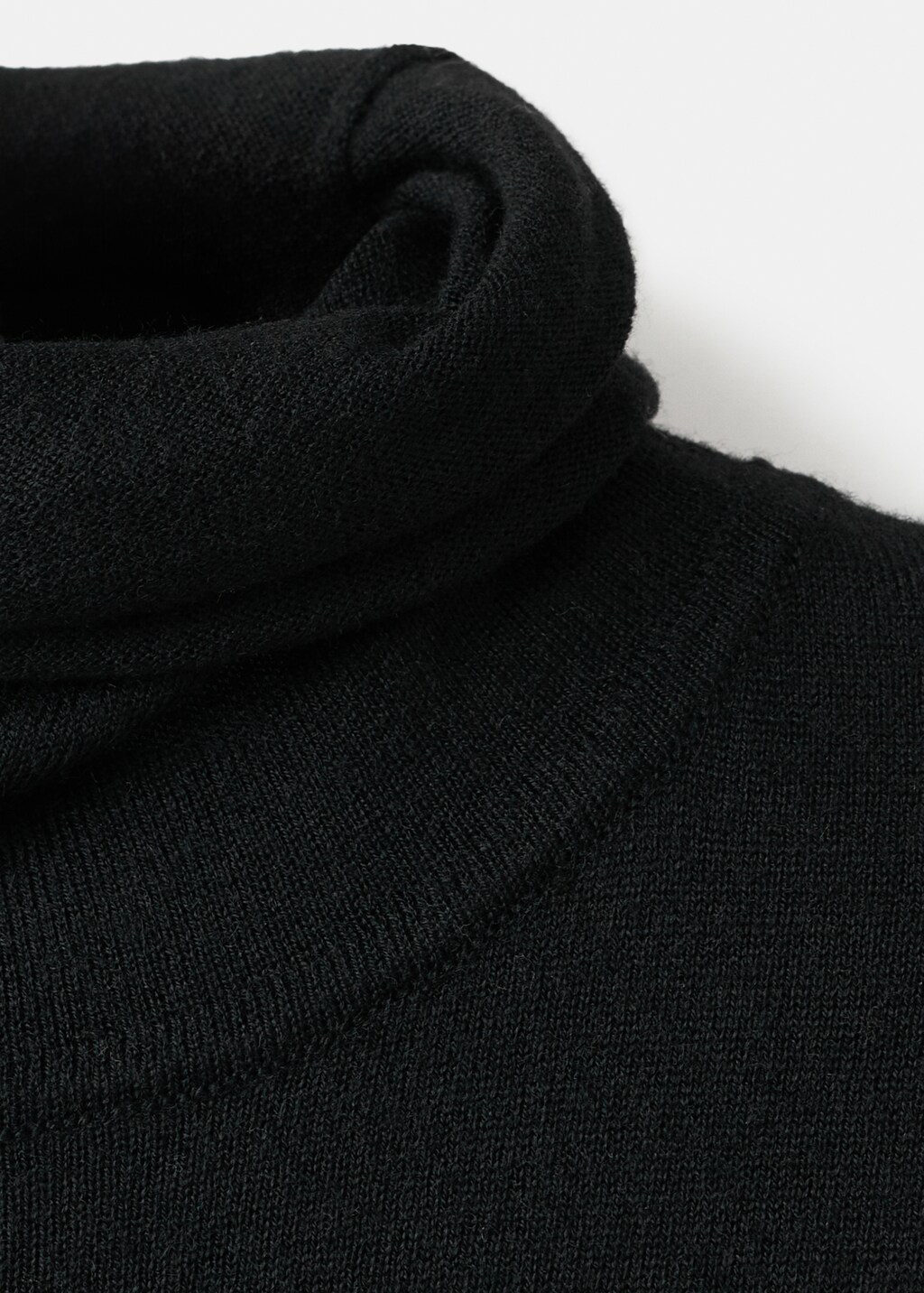 Turtleneck knitted dress with brooch