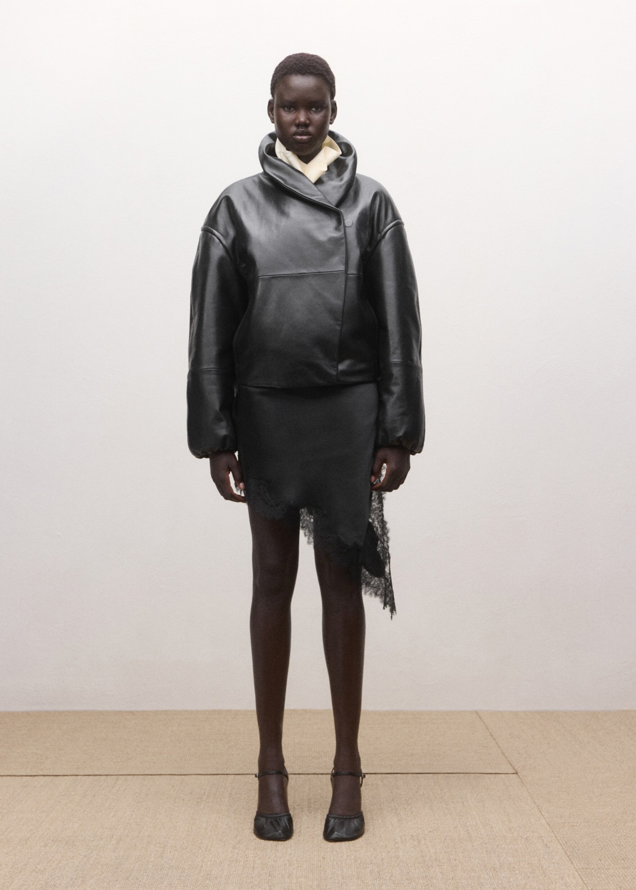 缎面不对称蕾丝迷你裙 - null, 黑色. Ref: 27063341-01.