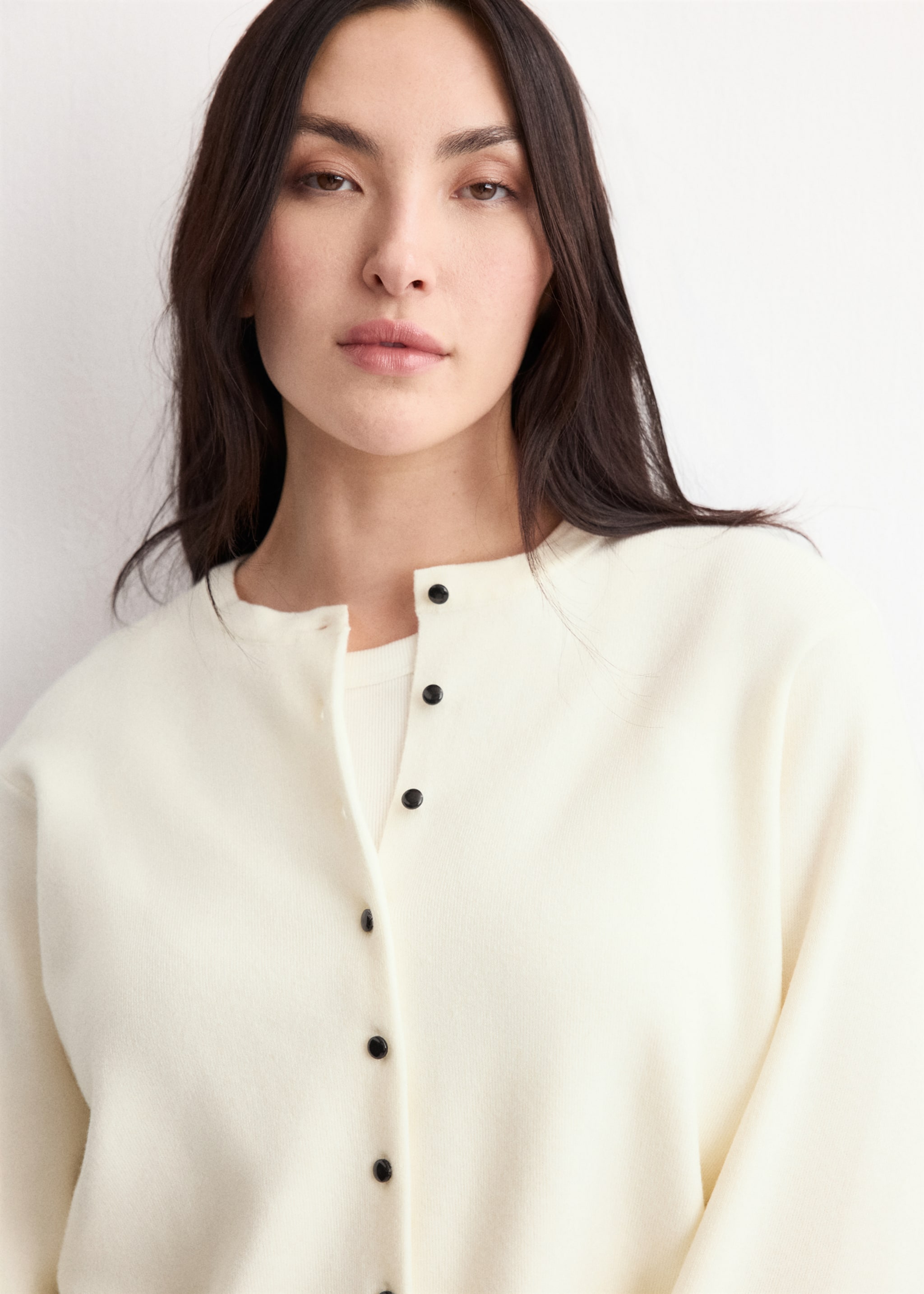 Knitted button cardigan - Details of the article 4, Ecru. Ref: 27064084-01.