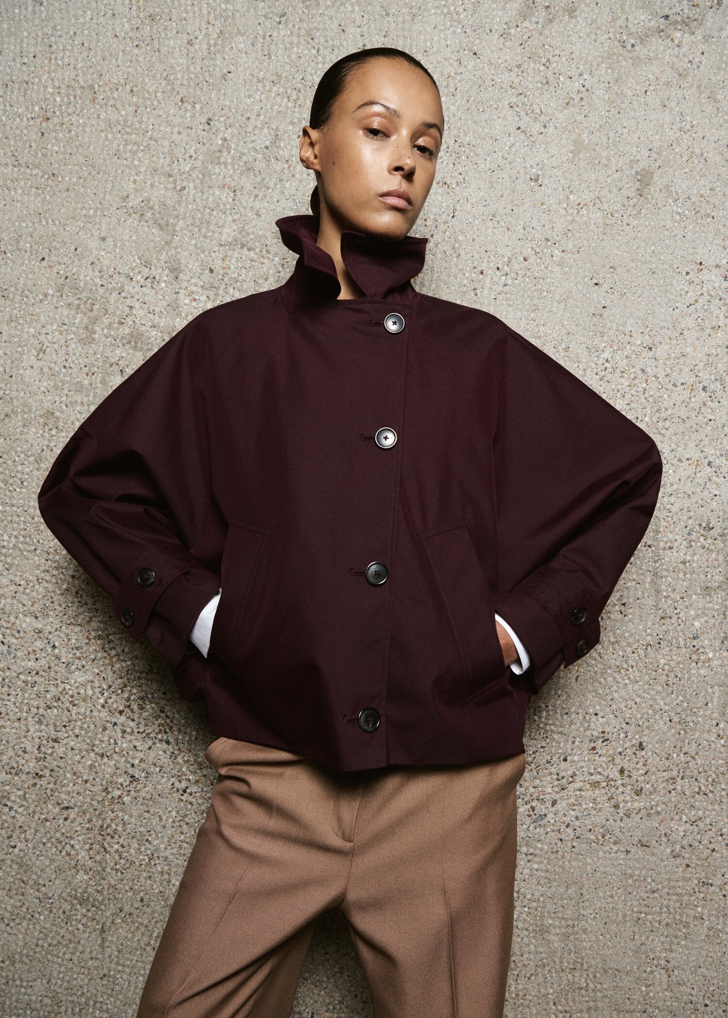 Trench corto cruzado capucha - Plano medio