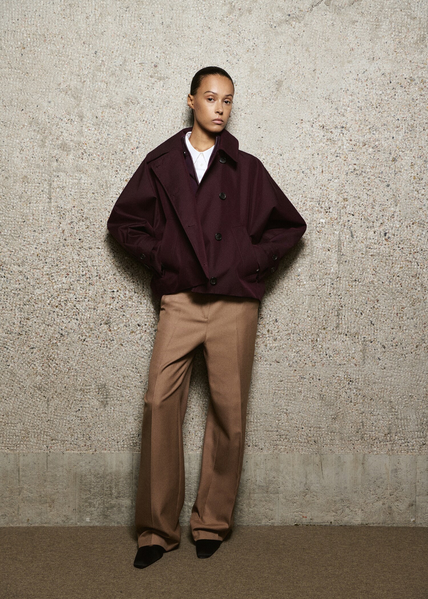 Trench corto cruzado capucha - Plano general