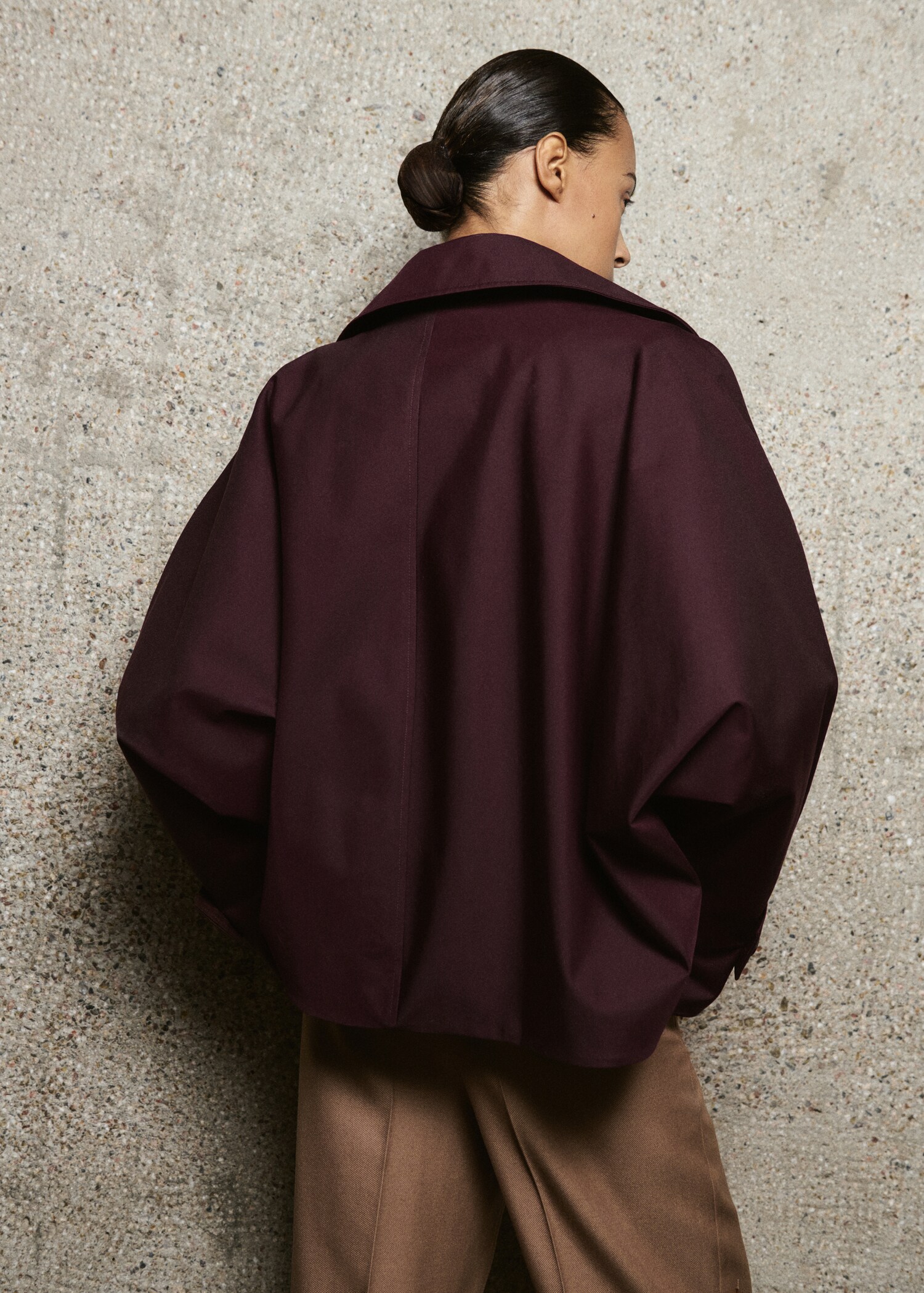 Trench corto cruzado capucha - Reverso del artículo