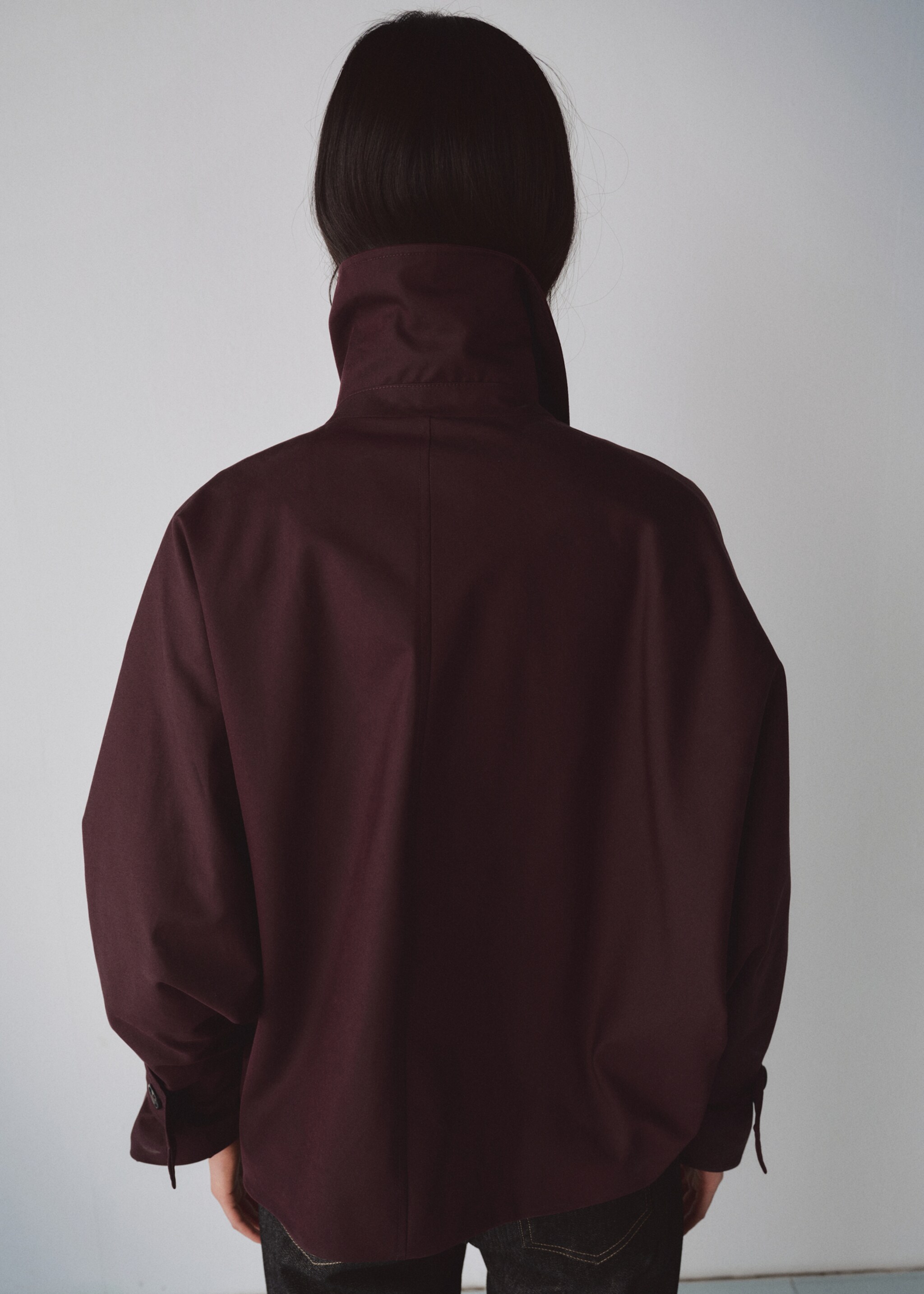 Short double-breasted trench coat with hood - Details of the article 2, Maroon. Ref: 27064772-03.