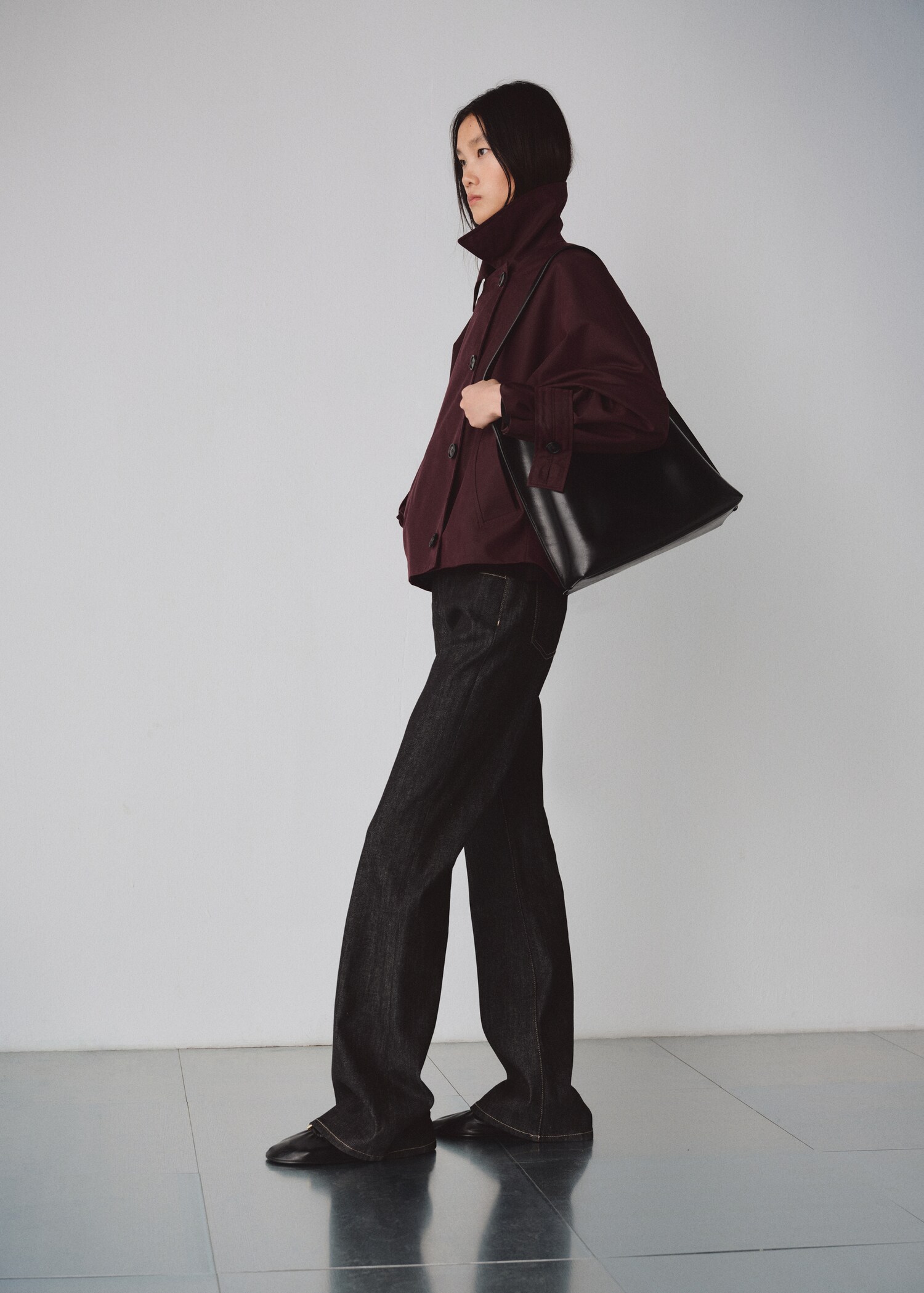 Короткий двубортный тренч с капюшоном - Общий план