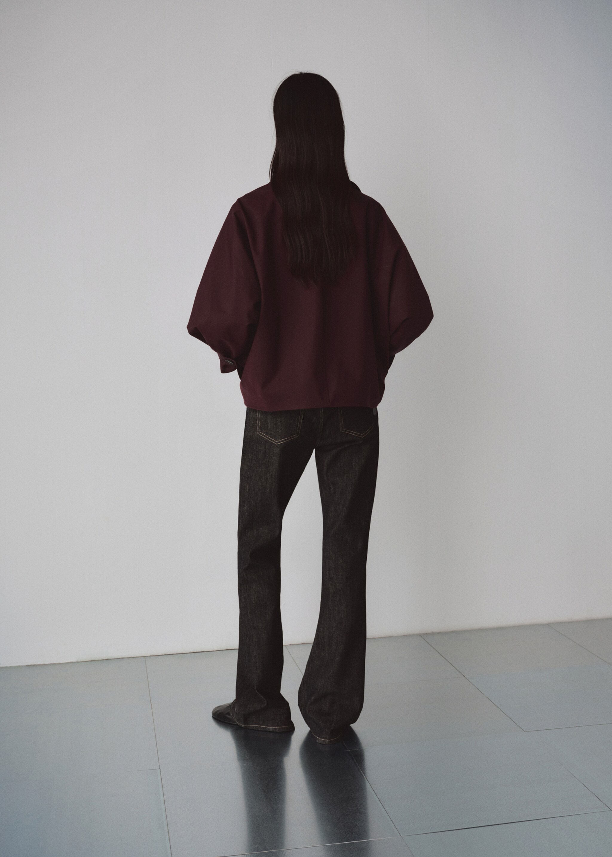 Короткий двубортный тренч с капюшоном - Обратная сторона изделия, Гранатовый. Ref: 27064772-04.