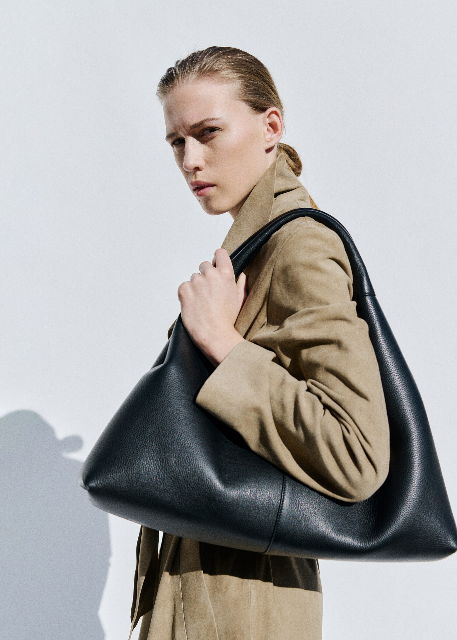 Stitched leather shoulder bag - Details of the article 9