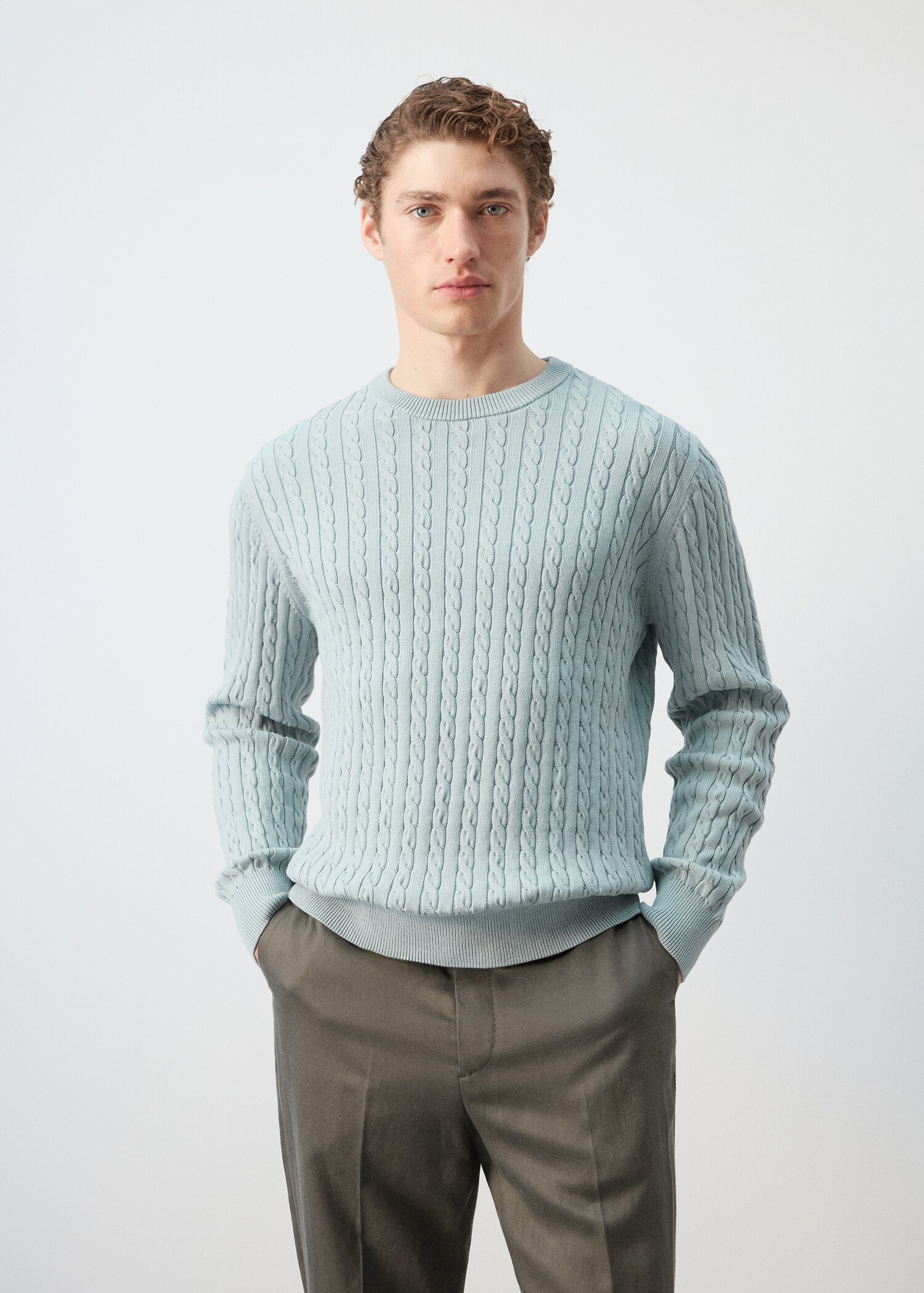 100% cotton cable knit sweater - Medium plane