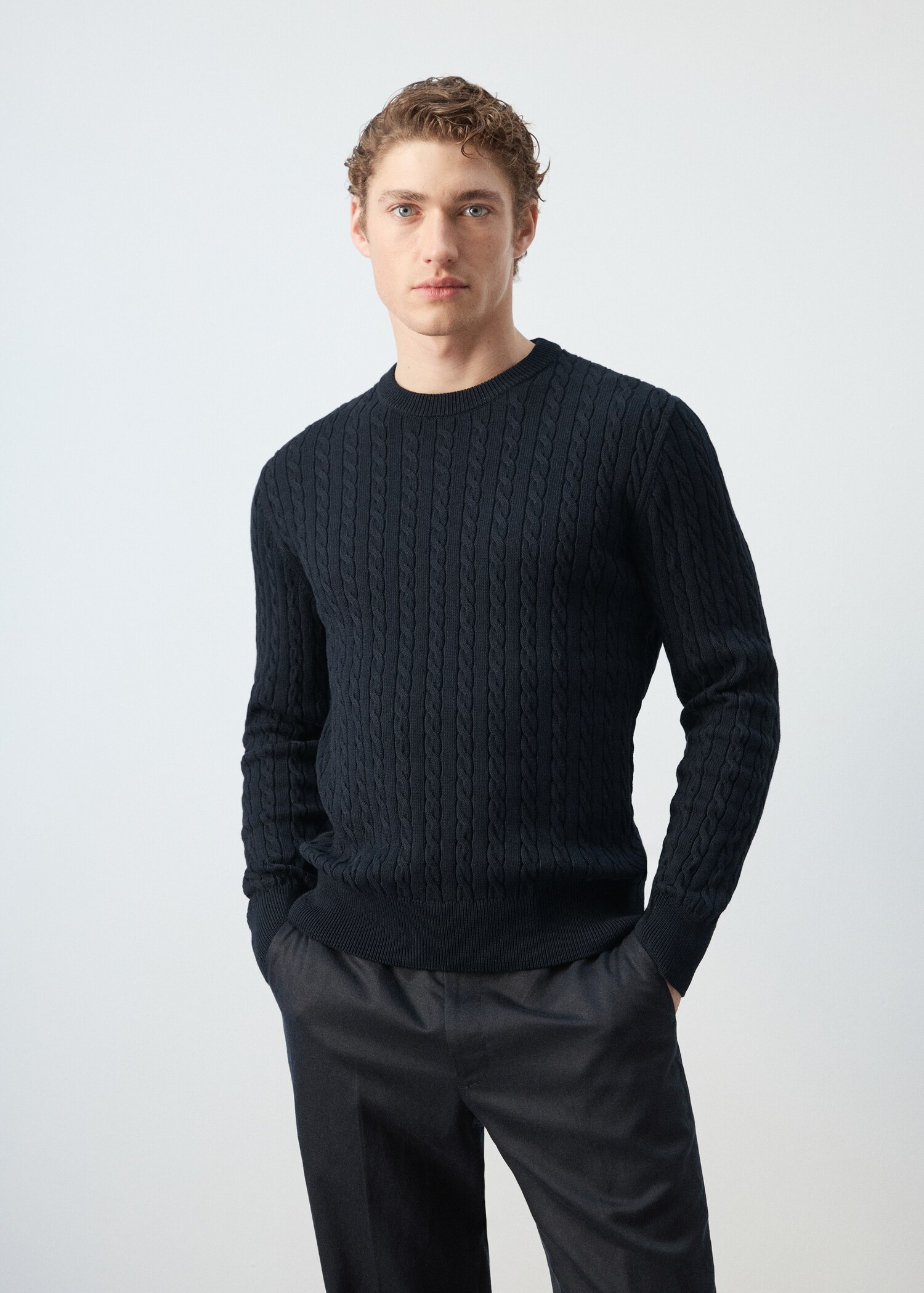 100% cotton cable knit sweater - Medium plane