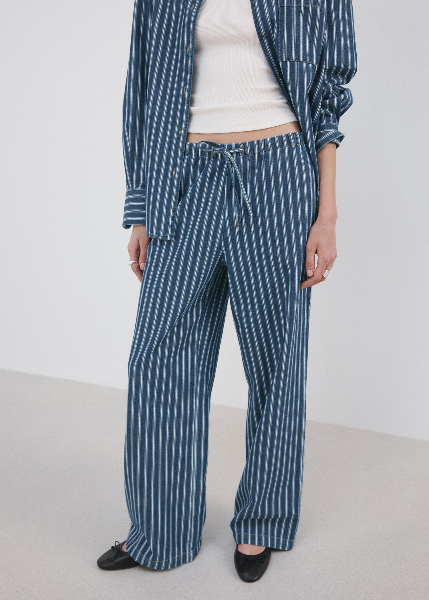 Pantalón recto rayas - Plano medio