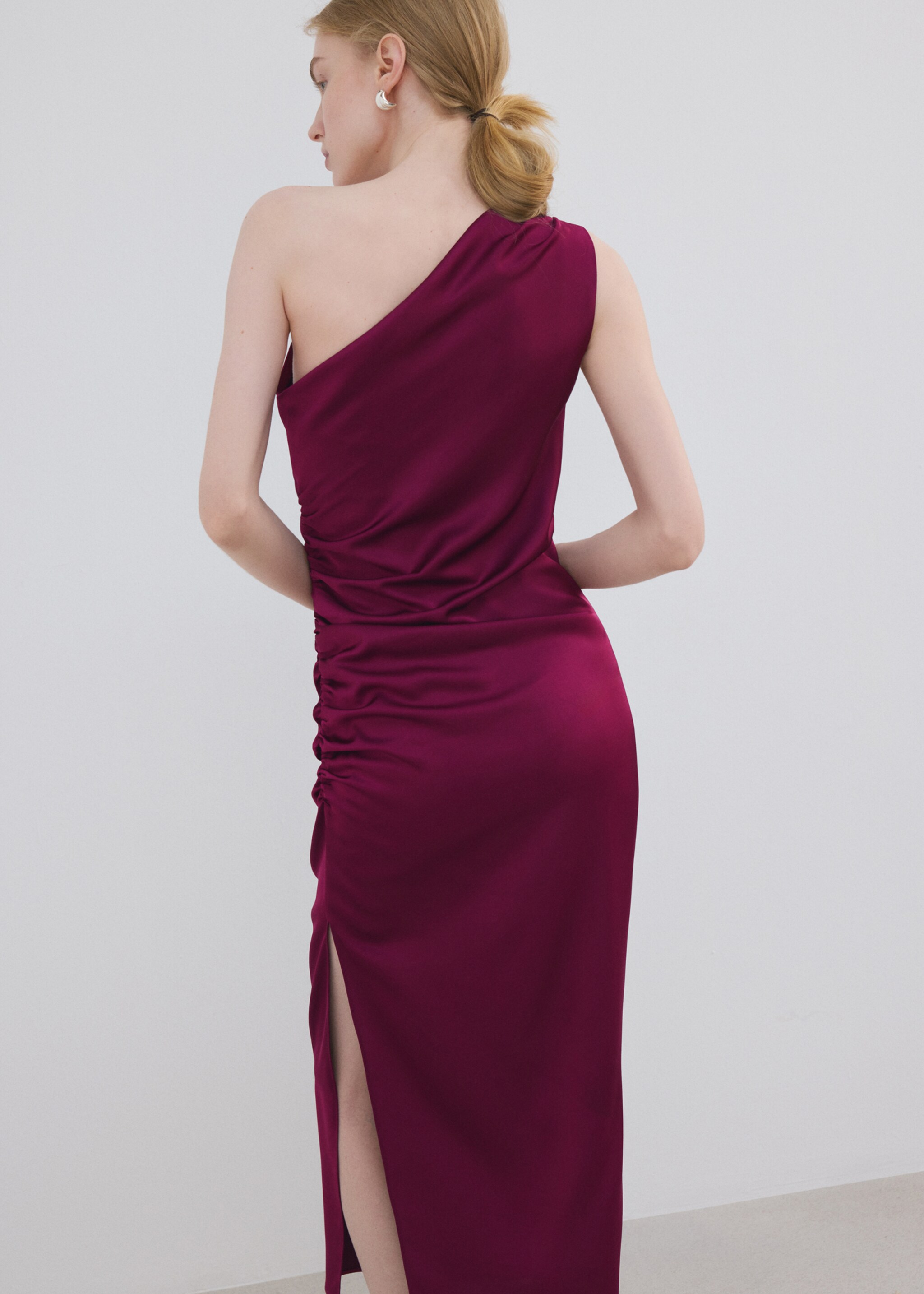 Asymmetrical satin dress with side slits - Reverse of the article, Fuchsia. Ref: 27071192-01.