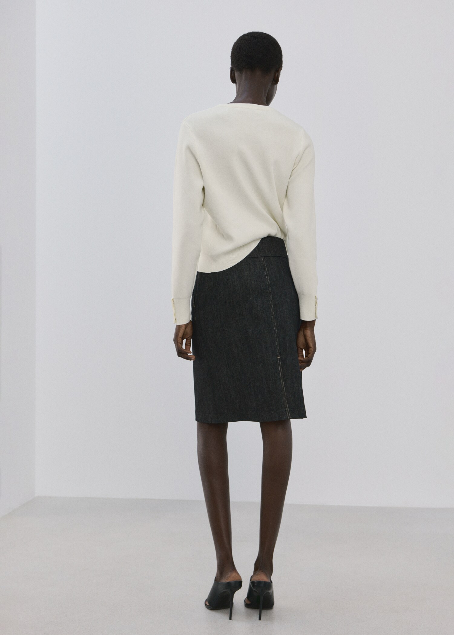 Buttoned cuffs sweater - Reverse of the article