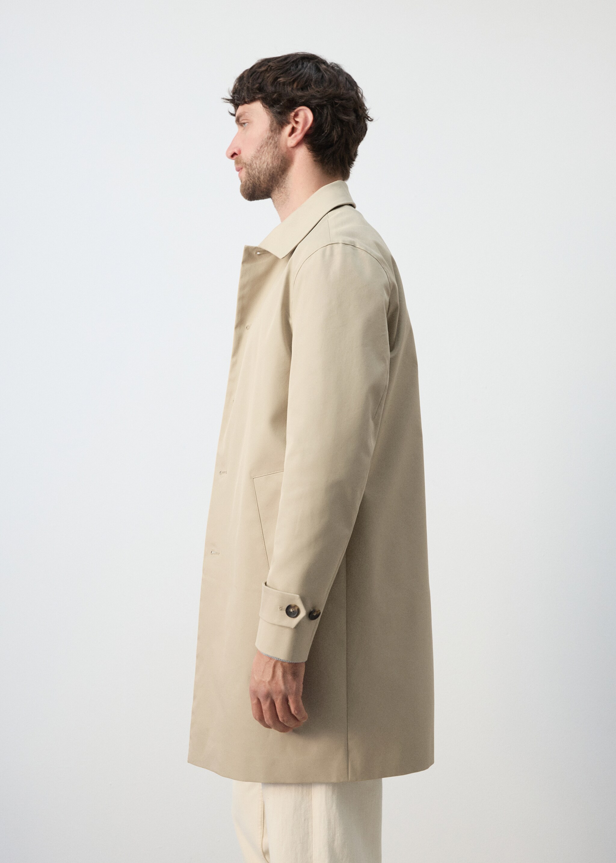 Water-repellent gabardine with pockets - Details of the article 2, Beige. Ref: 27074405-01.