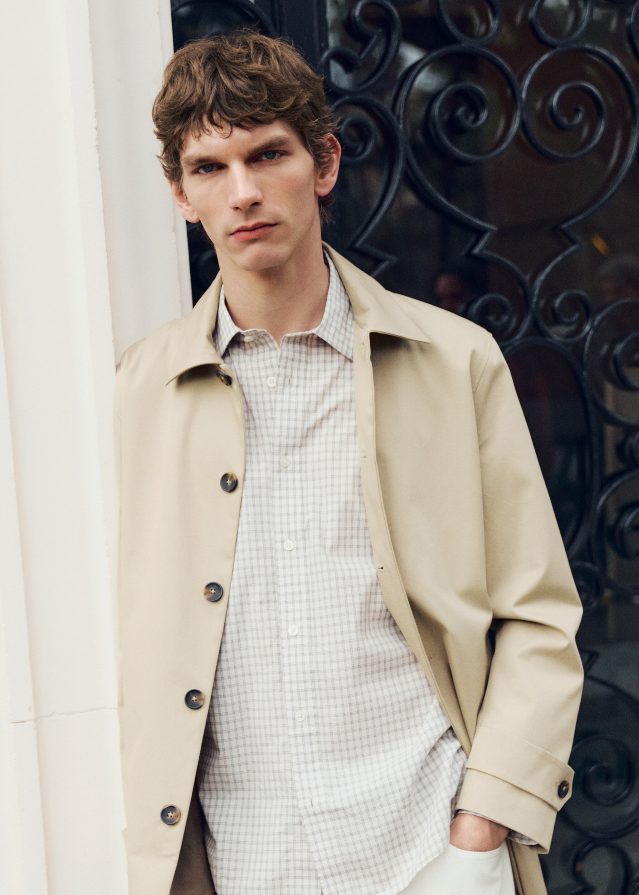 Water-repellent gabardine with pockets - Details of the article 3, Beige. Ref: 27074405-01.