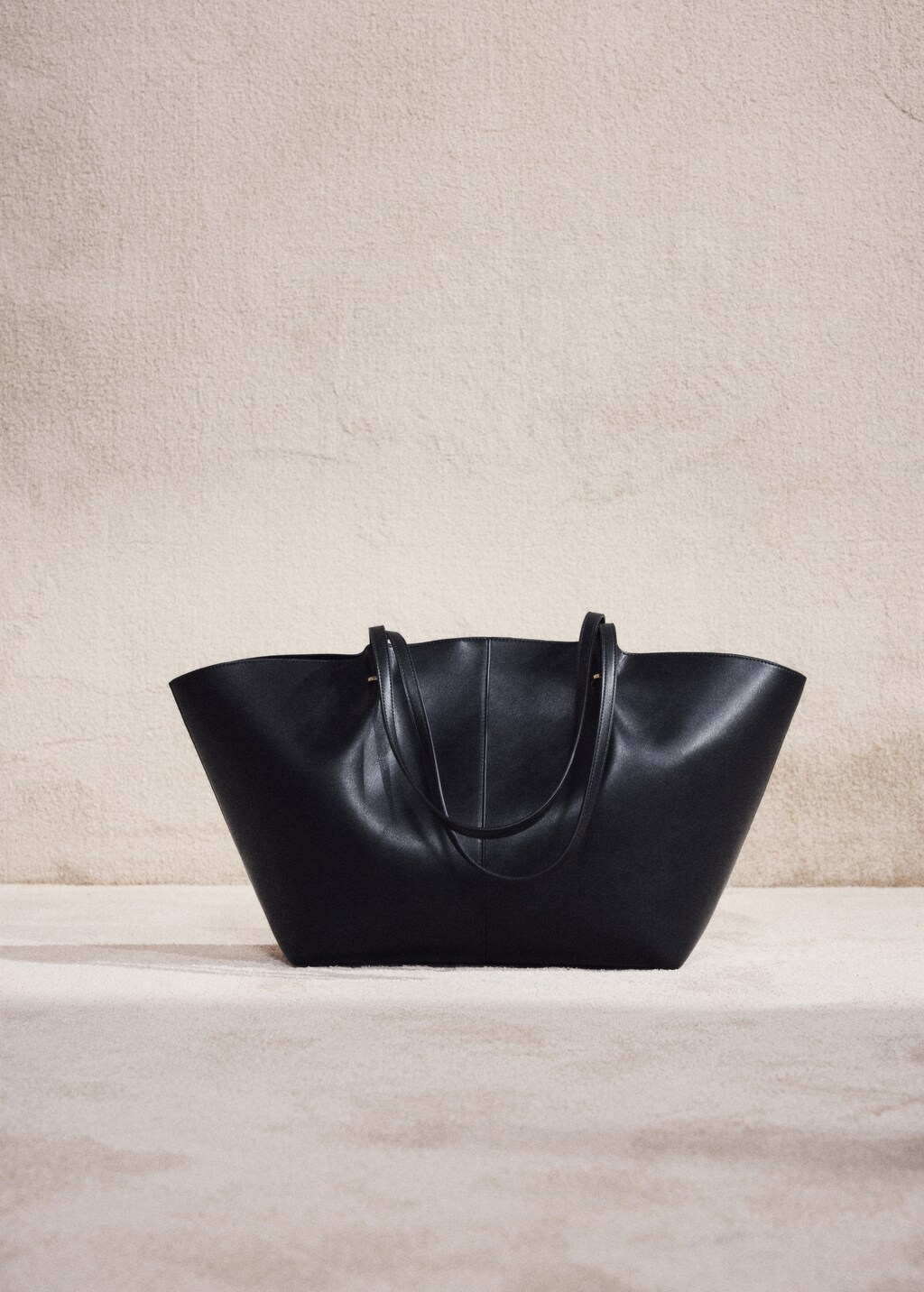 Shopper bag with metallic details