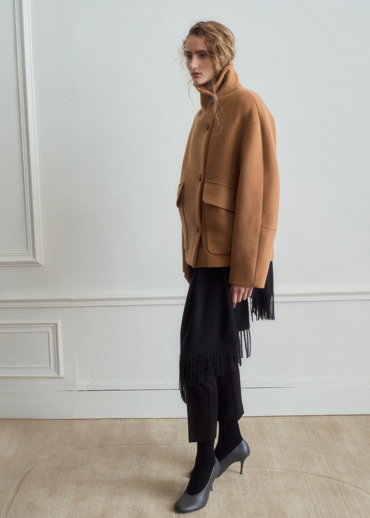 Mantel campuran wol dengan kerah funnel - Tampilan Umum