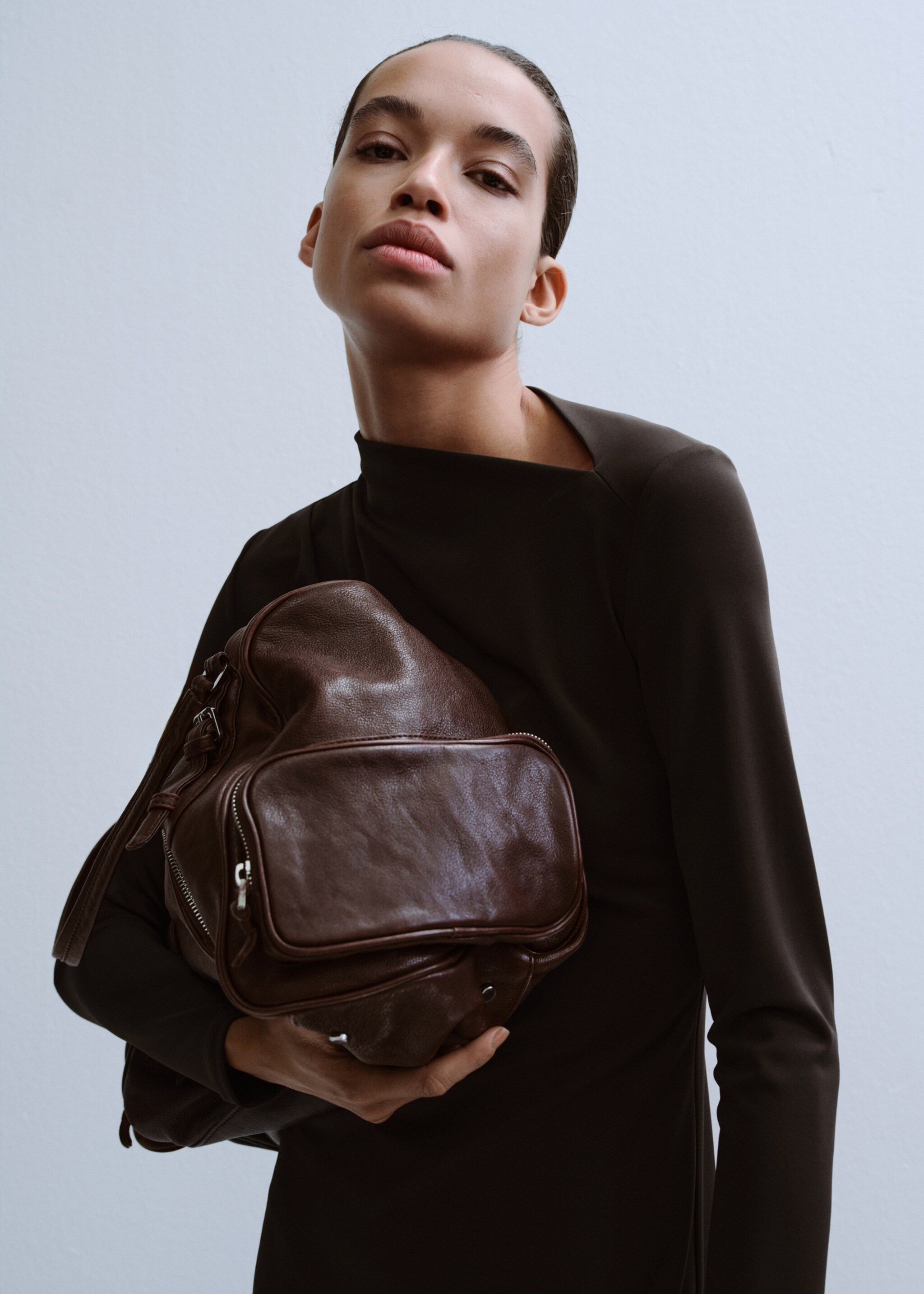 Robe col bateau froncée - Plan moyen, Chocolat. Ref: 27083314-01.