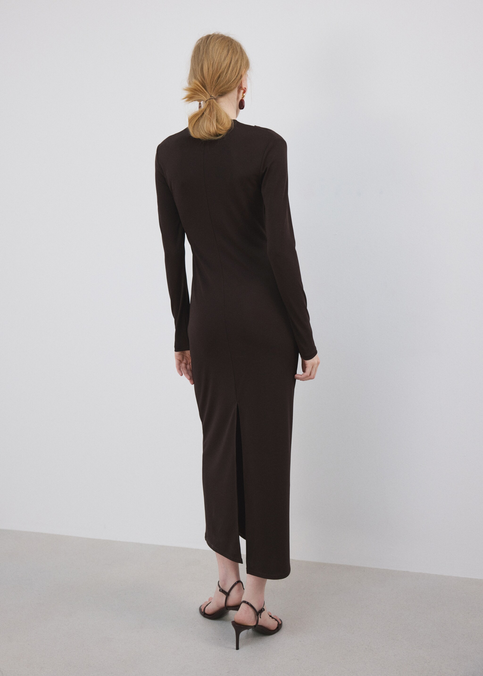 Boat-neck ruched dress - Reverse of the article, Chocolate. Ref: 27083314-02.