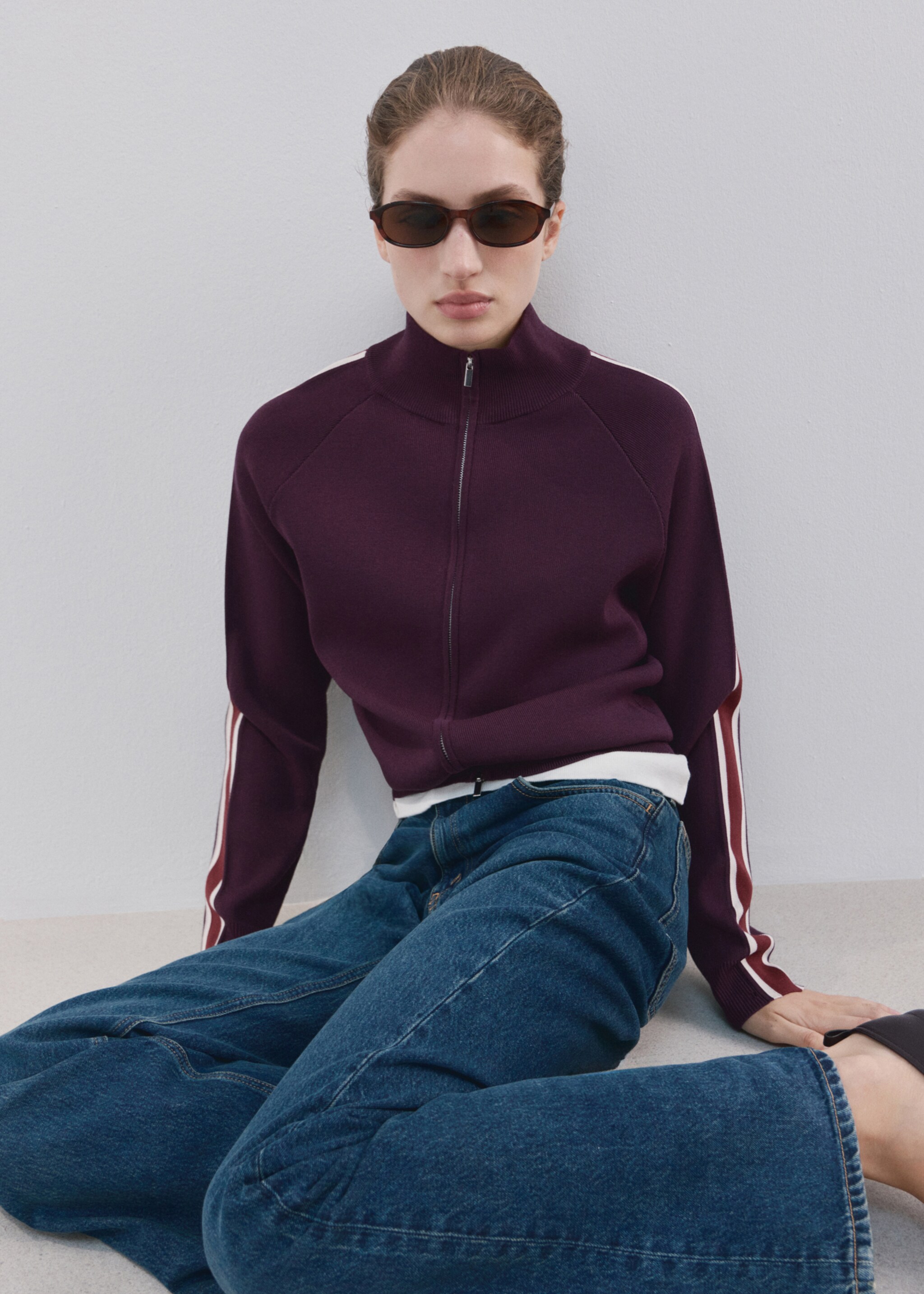 Cardigan cu dungi în contrast și fermoar - Plan mediu, Roșu-vin. Ref: 27084090-01.