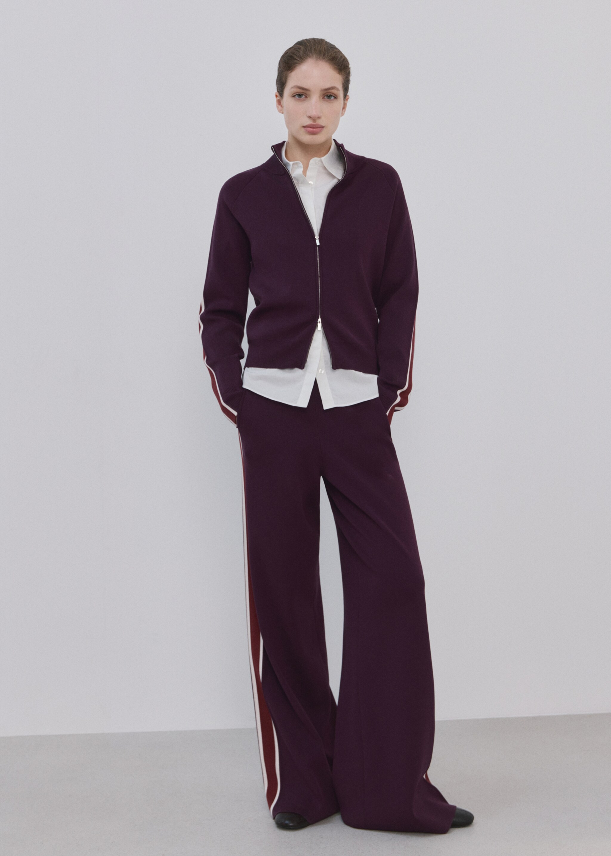 Cardigan cu dungi în contrast și fermoar - Plan general, Roșu-vin. Ref: 27084090-01.