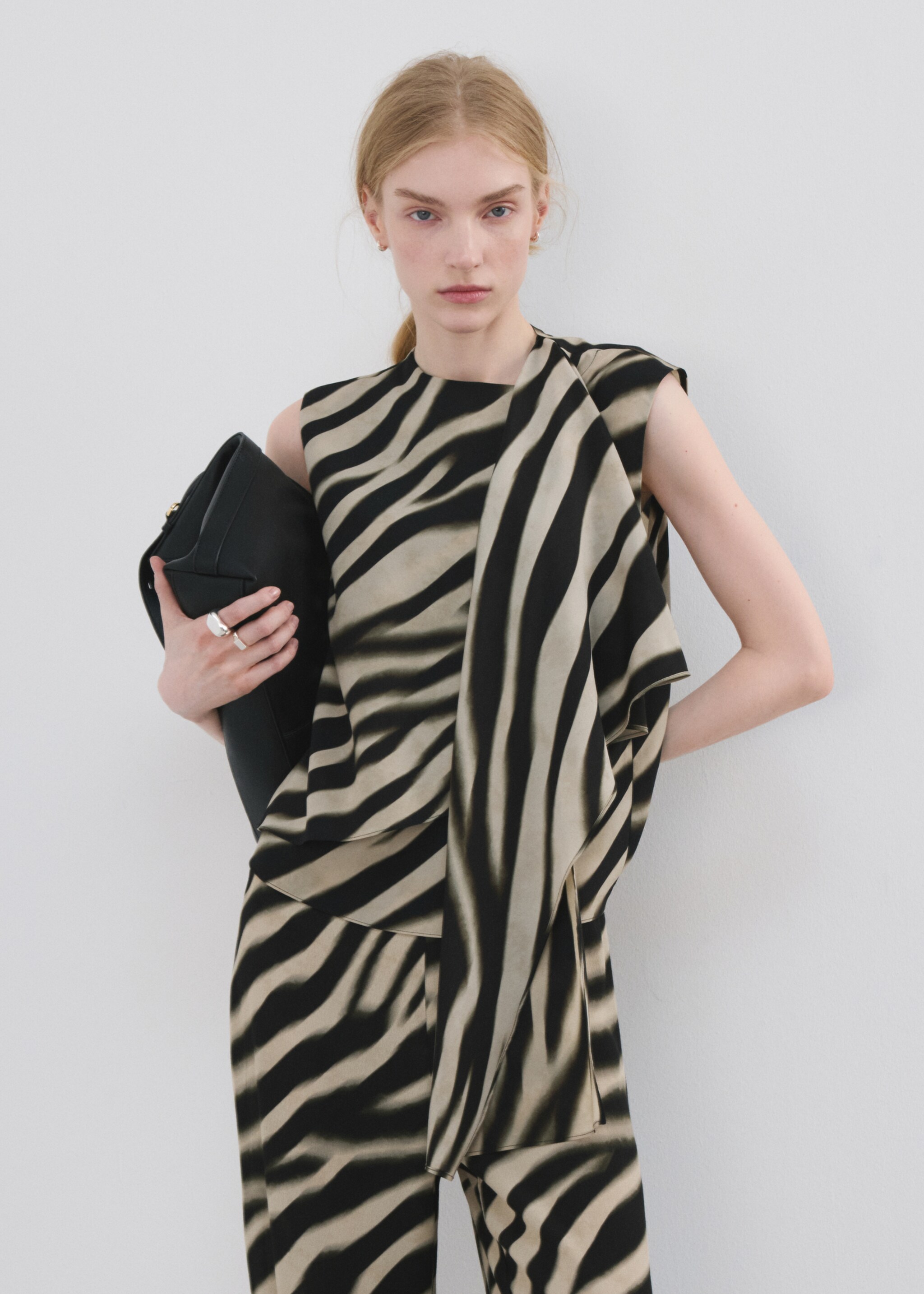 Zebra-print straight-fit trousers - Details of the article 1, Black. Ref: 27084099-01.