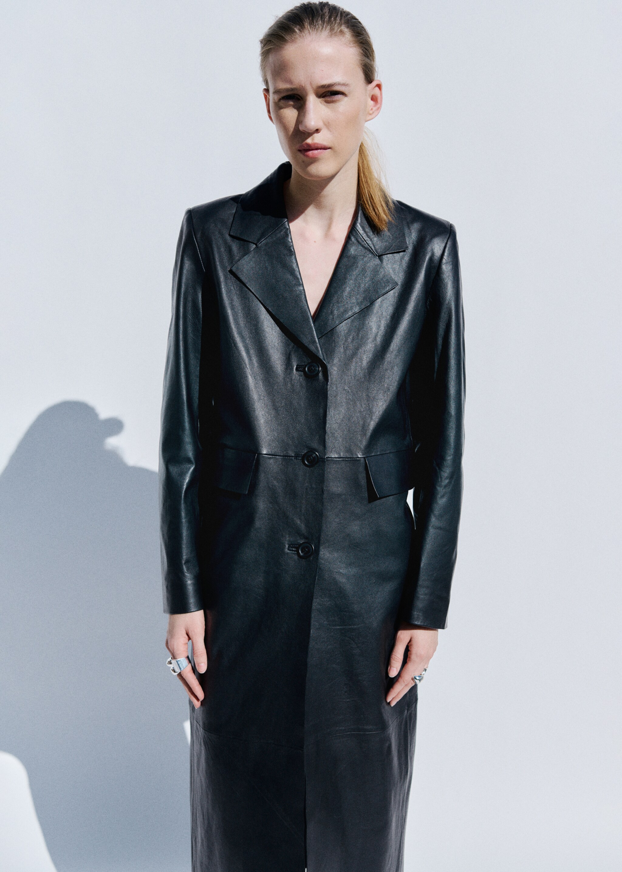 Straight leather coat with pockets - Medium plane, Black. Ref: 27084434-03.