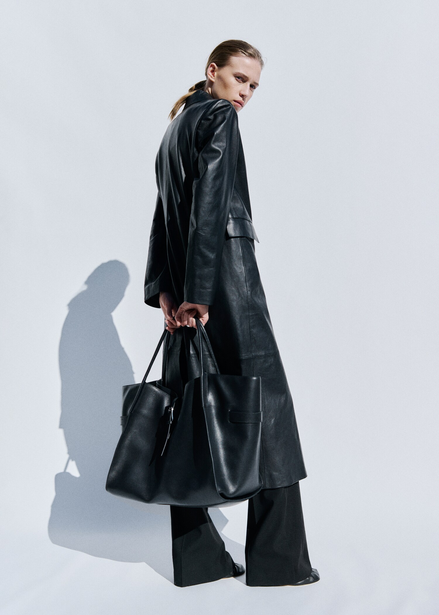 Rovný kabát z kůže s kapsami - Zadní strana zboží